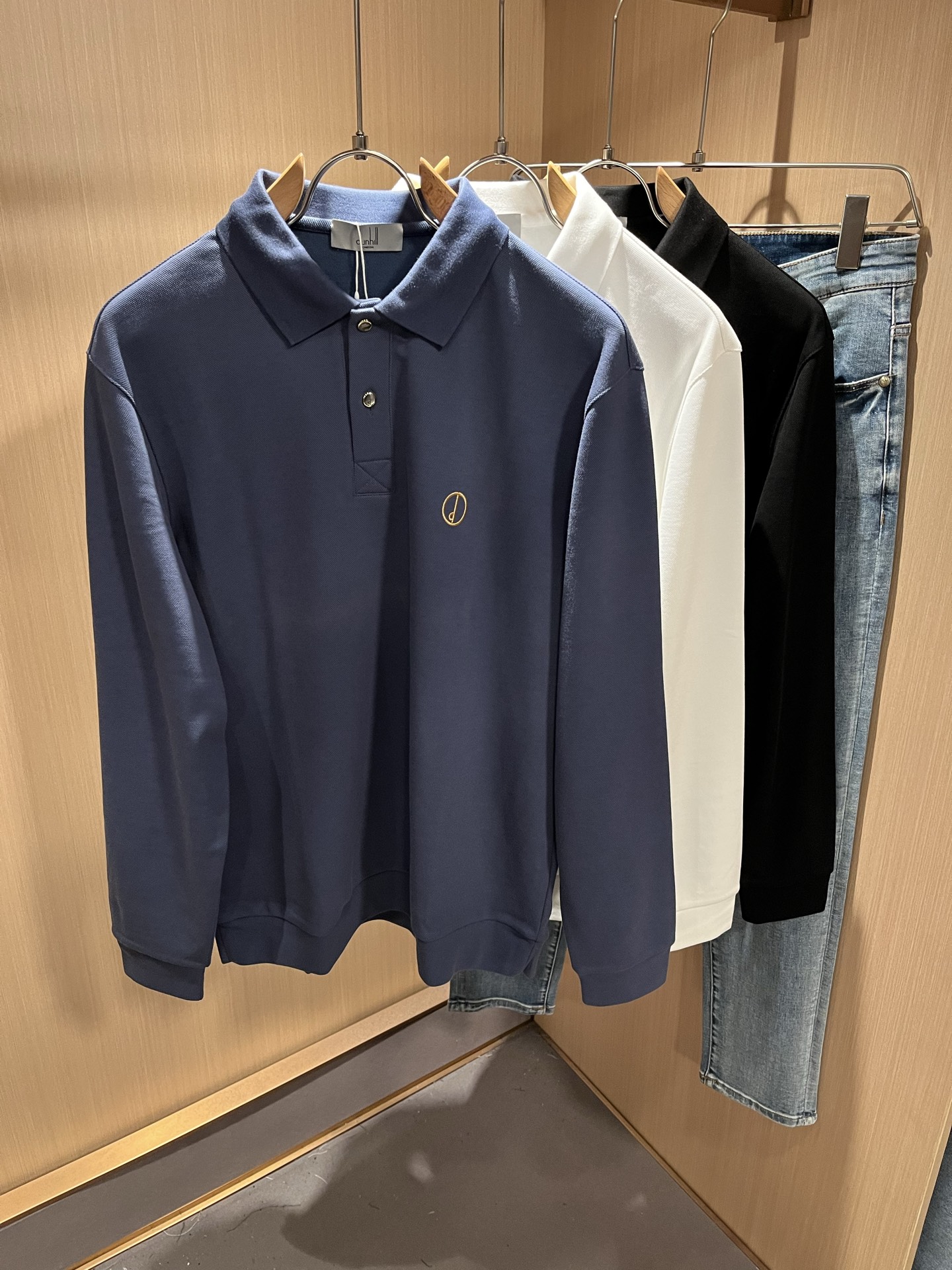 NO:518257,dunhill Sheden Road 2025 autumn and winter new products for men's casual long-sleeved Polo shirt, foreign trade company order!  One of the classic proprietary fabrics!  Embroidery design on chest logo pattern!  Customized original bead flooring fabric!  The touch is soft and delicate, but the shape is straight and stylish!  Extremely luxurious details... Perfectly interpret high-quality quality. Size M-3XL, alexander wang19860909dunhill 喜登路2025秋冬新品男士休闲长袖Polo衫,外贸公司订单！经典的专有织物之一！ 胸前logo图案刺绣设计！定制原版珠地棉面料！触感又柔软细腻、但型态又笔挺有型！ 细节奢华极致… 完美演绎高品质品相.尺码M-3XL,,alexander wang,Men's clothing