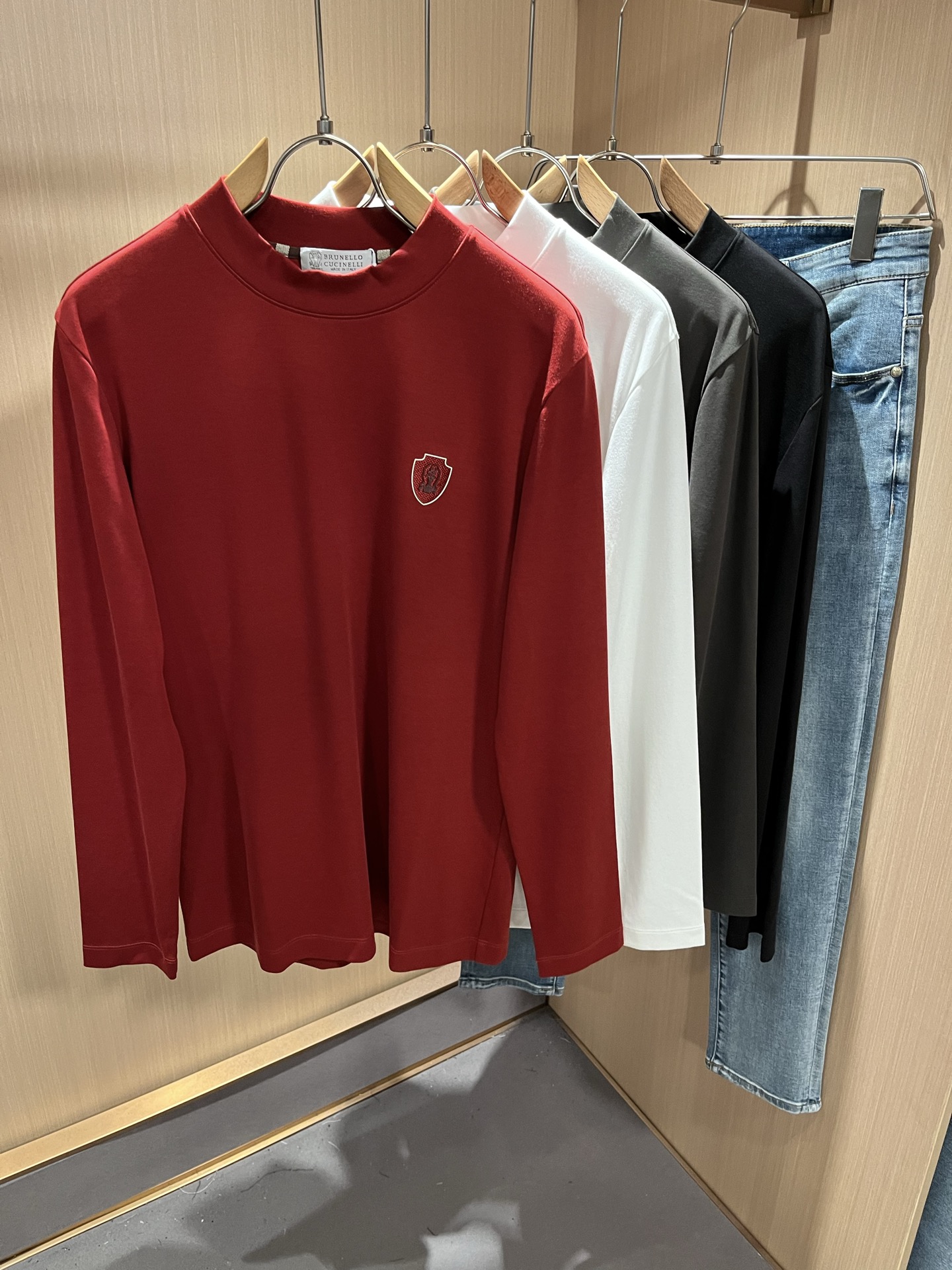 NO:511807,BC-Brunello Cucineli autumn new men's long-sleeved base, a fashionable and versatile item that many celebrities love to wear!  The LOGO glue on the chest is super good-looking. Friends who like classic and simple must not miss this one!  The calm and atmospheric brand style has always been favored by the upper class! It is also the best choice for fashionable items!  The upper body is so handsome, highly recommended!  !  !  In addition to its brand added value, the biggest attraction of this short sleeve is that this short sleeve has a high cost-effectiveness in terms of color and material!  Customized original exclusive fabric material design!  Environmentally friendly washing, customized fabrics, pre-shrinkage treatment to ensure a crisp style. The combed cotton fabric feels super soft and smooth and sweat-absorbing!  The wash water does not deform, the feel is comfortable and smooth, the upper body is soft and comfortable, the classic fashionable lapel design is simple and not complicated, and it is very pleasing to the eye!  Code number M-3XL, brunello cucinelli, T-shirt, alexander wang19860909BC-Brunello Cucineli 秋季新款男士长袖打底,众多明星都爱穿的时尚百搭单品！胸前LOGO压胶超级好看,喜欢经典简约的朋友,一定不能错过了这款！沉稳大气的品牌风格一直以来备受上层人士的青睐!也是时尚单品的不二之选！ 上身帅到爆了,强烈推荐！！！这件短袖最大的吸引力除了他本身的品牌附加值,更加肯定的是这款短袖无论在颜色搭配还是材质上都有很高的性价比！ 定制原版专属面料材质设计！环保水洗,定制面料,预缩处理,确保版型的挺括,精梳棉面料手感超柔顺滑又吸汗！洗水不变形,手感舒适顺滑,上身柔和舒适,经典的时尚翻领设计,精简不繁,很是耐看！码数M-3XL,,brunello cucinelli,T-shirt,alexander wang,Men's clothing