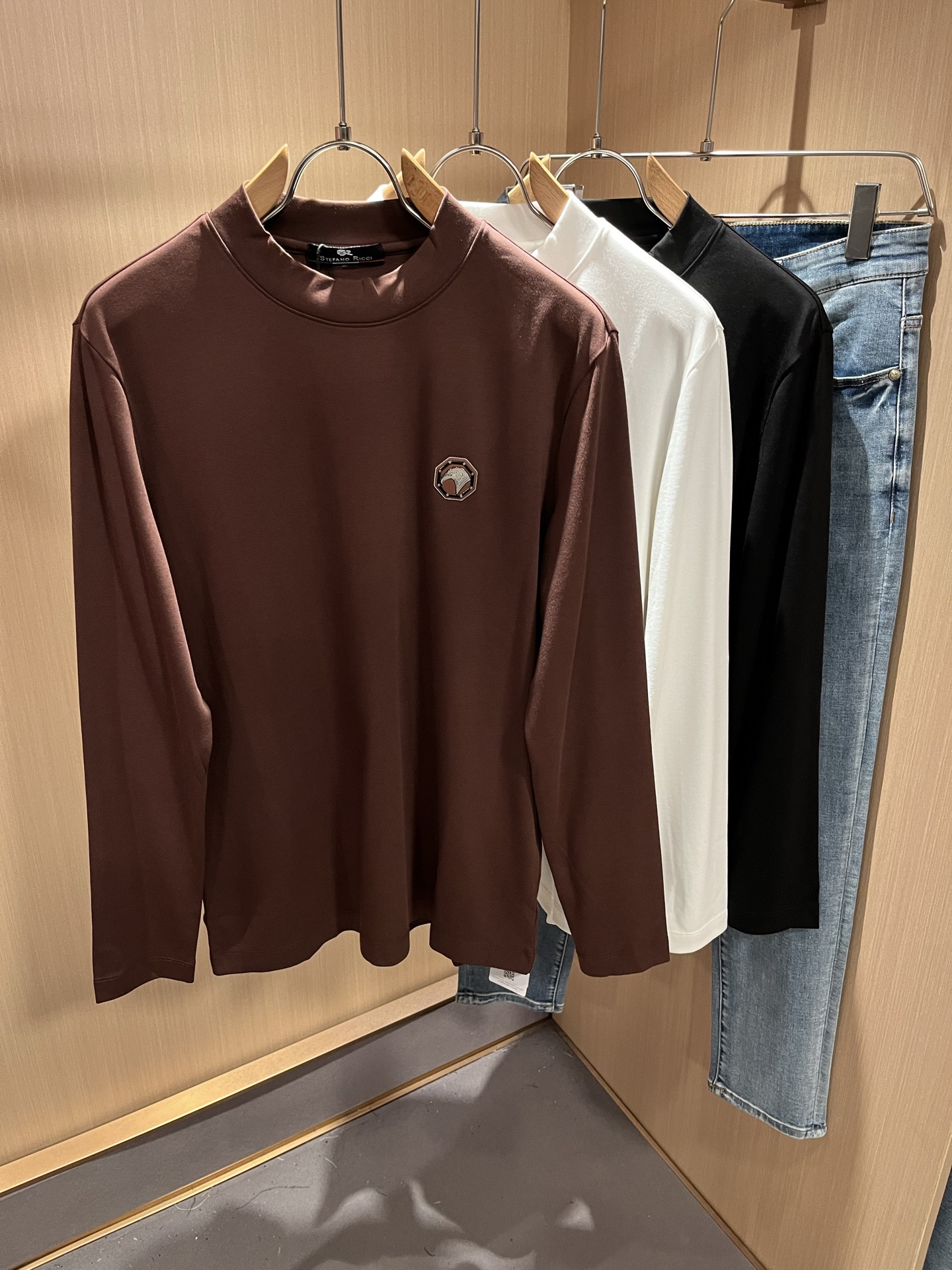 NO:511761,STEFANO RIC*I/Stephen Nicht men's original single short-sleeved T-shirt for autumn and winter, heavy recommendation!  Quality 'Niu Beer' The fabrics and craftsmanship used in this TEE are top-notch, with a logo pattern on the chest!  The three-dimensional feeling is extremely stunning and stunning. The pattern is presented by the iconic brand pattern. The logo on the chest is very distinctive and high-end and fashionable, which strongly demonstrates the brand identity!  Customers supply top-quality fabrics imported from Egypt, selected high-quality cotton raw materials in the Nile area, and were made by Italian century-old workshops. The patterns on them are printed with advanced environmental protection and rendered in place. In addition, they have a lot of cotton feel, both comfort and breathability, extremely delicate touch, and excellent skin-friendly!  The details are perfect, with all kinds of exquisite and exquisite, with a strong sense of styling, full of upper body styles, and belongs to the unique type on the market!  Size M-3XL, T-shirt,tees,t-shirt,alexander wang19860909STEFANO RIC*I/史蒂芬.尼治 秋冬男士原单短袖T恤,重磅推荐！品质“牛啤” 此款TEE所运用的面料还是工艺都堪称顶尖,胸前logo图案压胶设计！立体感极强,视觉极其惊艳震撼,图案由标志性的品牌图案呈现,胸前logo压胶辨识度非常鲜明且高级时髦,有力彰显了品牌身份！客供埃及进口顶级面料,甄选尼罗河区域光照极好的上等棉花原料,经过意大利百年工坊定织定染而成,上面的图案运用先进的环保印制,渲染的相当到位,此外棉感十足,舒适性与透气性兼备,触感极为细腻,亲肤性绝佳！细节完美如斯,各种精湛考究 造型感极强,上身型款十足,属于市面独一无二的类型！尺码M-3XL,,T-shirt,tees，t-shirt,alexander wang,Men's clothing