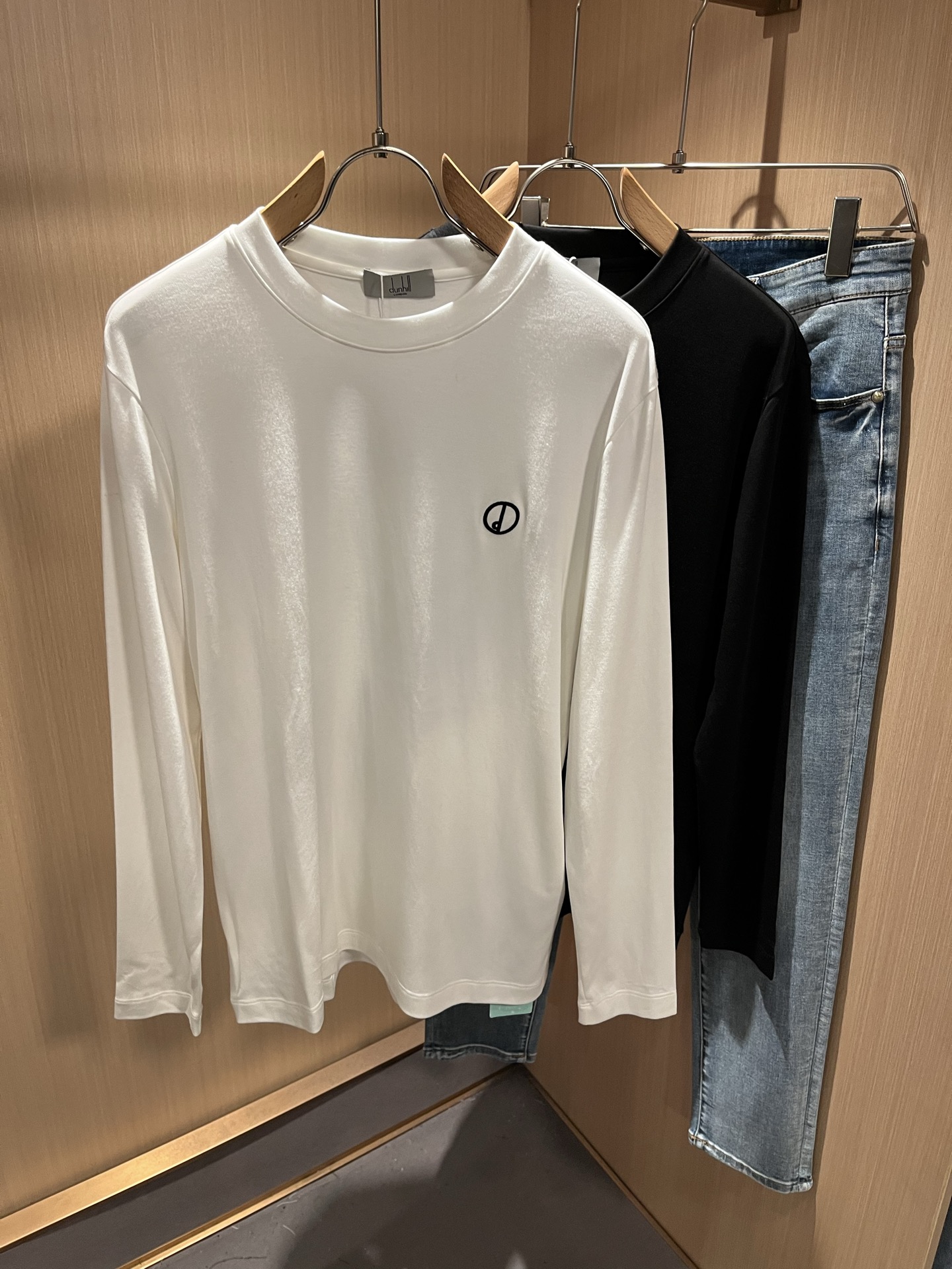 NO:511792,dunhill Sheden Road autumn and winter new products for men's casual long-sleeved base shirt, foreign trade company orders!  One of the classic proprietary fabrics!  Embroidery design on chest logo pattern!  Customized original pure cotton fabric!  The touch is soft and delicate, but the shape is straight and stylish!  Extremely luxurious details... Perfectly interpret high-quality quality. Size M-3XL, alexander wang19860909dunhill 喜登路秋冬新品男士休闲长袖打底衫,外贸公司订单！经典的专有织物之一！ 胸前logo图案刺绣设计！定制原版纯棉棉面料！触感又柔软细腻、但型态又笔挺有型！ 细节奢华极致… 完美演绎高品质品相.尺码M-3XL,,alexander wang,Men's clothing