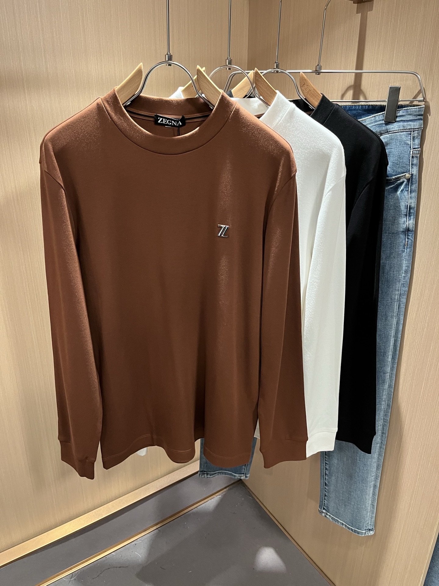 NO:511817,Ermenegildo Zeg*aJia New autumn and winter products for men's long-sleeved casual base shirt, foreign trade company order!  It is one of the classic exclusive fabrics of Zenia!  Customized original cotton fabric!  Chest glue-press logo design!  The texture is warm, the touch is soft and delicate, but the shape is straight and stylish!  Details, extreme luxury... Perfect interpretation of high-quality quality. Size M-3XL, zegna, alexander wang19860909Ermenegildo Zeg*a杰*亚 秋冬新品男士长袖休闲打底衫,外贸公司订单！是杰尼亚经典的专有织物之一！ 定制原版纯棉面料！胸前压胶logo设计！质地保暖,触感又柔软细腻、但型态又笔挺有型！ 细节、奢华极致… 完美演绎高品质品相.尺码M-3XL,,zegna,alexander wang,Men's clothing