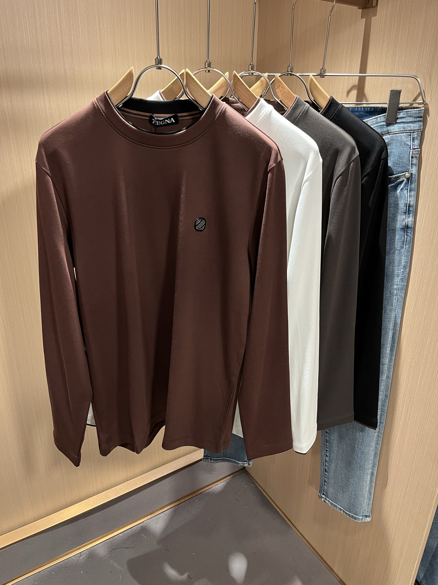 NO:511785,Ermenegildo Zeg*aJia New autumn and winter products for men's long-sleeved casual base shirt, foreign trade company order!  It is one of the classic exclusive fabrics of Zenia!  Customized original cotton fabric!  Chest glue-press logo design!  The texture is warm, the touch is soft and delicate, but the shape is straight and stylish!  Details, extreme luxury... Perfect interpretation of high-quality quality. Size M-3XL, zegna, alexander wang19860909Ermenegildo Zeg*a杰*亚 秋冬新品男士长袖休闲打底衫,外贸公司订单！是杰尼亚经典的专有织物之一！ 定制原版纯棉面料！胸前压胶logo设计！质地保暖,触感又柔软细腻、但型态又笔挺有型！ 细节、奢华极致… 完美演绎高品质品相.尺码M-3XL,,zegna,alexander wang,Men's clothing