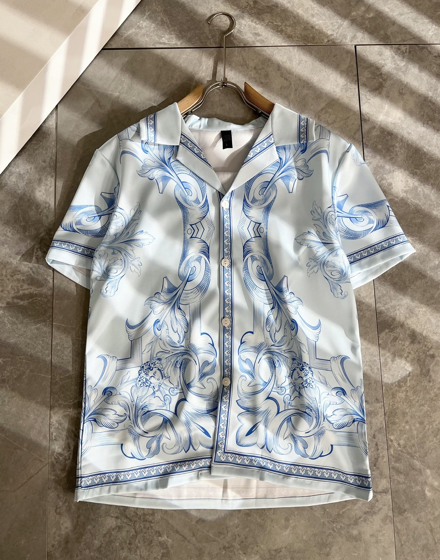 NO:511775,VERS*CE/Fan*zhe Spring and summer new product original single pajama silk set VERS*CE/Fan*zhe Trading company channel Product value recommendation, panoramic printed letter logo pattern decoration is extremely exquisite to highlight the gradient effect!  The heavy craftsmanship is created with a strong sense of three-dimensionality, and only advanced German equipment can be made, highlighting the invincible visual luxury, with a very high craftsmanship level and a very important craftsmanship!  Customer-supplied imported silk fabrics, excellent skin-friendly, extremely perfect details, impeccable, excellent upper body effect, very eye-catching, unquestionable, excellent return rate, excellent items in the closet to improve vision, are very handsome, whether they are worn inside or alone. Size M-3XL, versace, real silk, alexander wang19860909VERS*CE/范*哲 春夏新品原单睡衣真丝套装VERS*CE/范*哲 贸易公司渠道 产品 值的推荐 ,全景印花字母logo图案装饰极为精致凸显渐变效果！重磅工艺打造,立体感极强,唯有德国先进设备方能制作,凸显了视觉无敌的震撼奢华,工艺水准极高,非常重工匠心！客供进口真丝面料,亲肤性绝佳,细节极致完美,无可挑剔,上身效果非常出色,非常招眼吸睛,回头率毋庸置疑,衣橱里改良视觉的绝佳单品,无论内搭还是单穿都爆帅十足.尺码M-3XL,,versace,real silk,alexander wang,Men's clothing