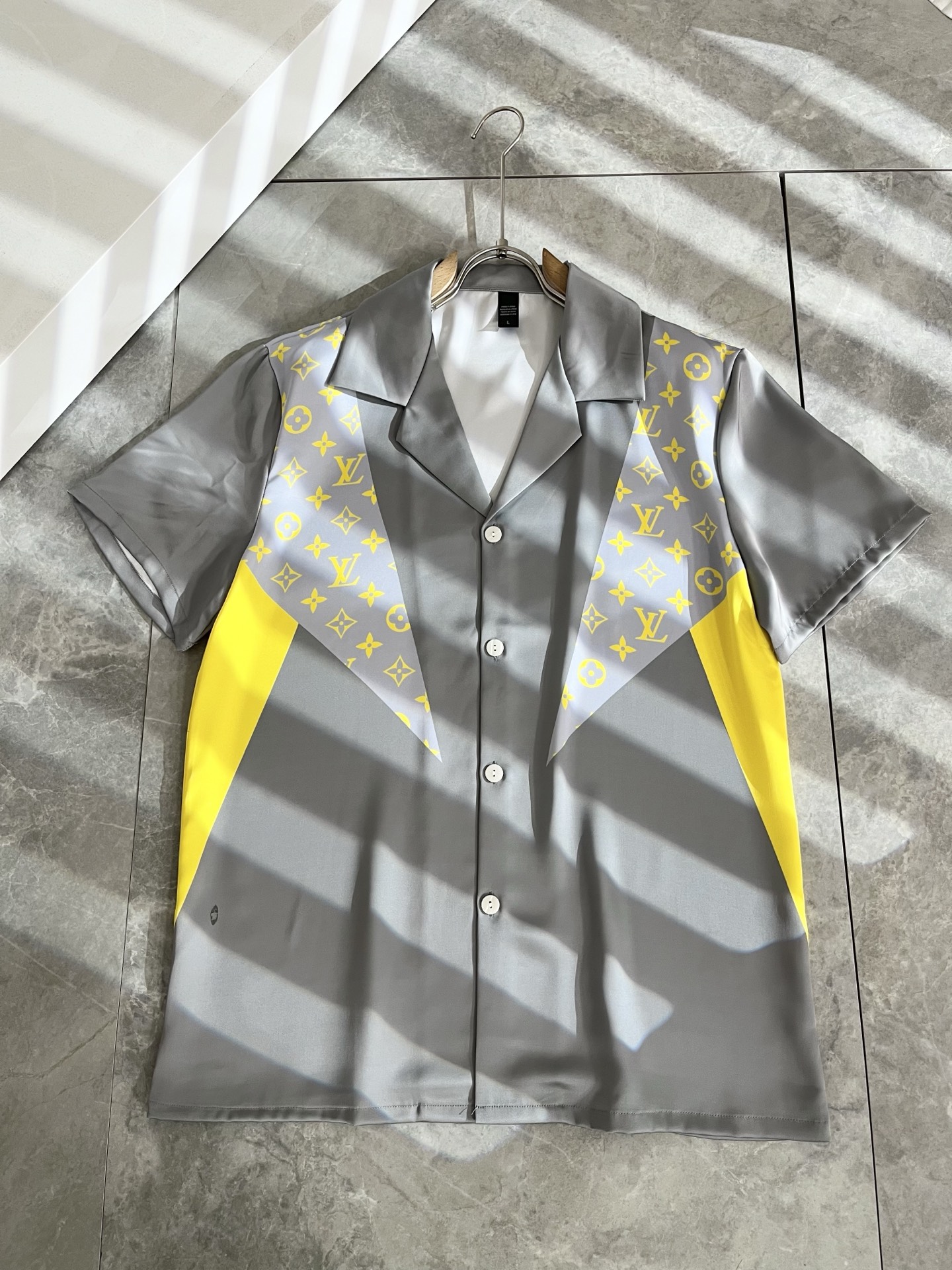 NO:517798,Louis Vuit*on Louis Family New Monogram Series 2025 Spring and Summer!  Light luxury casual suit, pajamas set for the same style for men and women!  The new high-end Louis family, the details and quality are always flawless, and creative designs are emerging one after another. If you don’t buy a few pieces of Louis this spring and summer, you are not considered a fashion expert. Monogram logo design for clothes!  Custom silk fabric!  The iconic elements of Louis are really something that everyone loves. They are super soft and resilient, from world-class trade-level OEM channels, with extremely rare quantity and no help after selling out. Monogram three-dimensional logo presents an extraordinary texture, clean and neat. This is the Louis family's unique skill and the latest craftsmanship this quarter. The degree of meticulousness has reached the top, and the loose cut style design is unique. It is a fusion of luxury and fashion!  Size M-3XL, louis vuitton,louis vuitton,alexander wang19860909Louis Vuit*on 路易家族 2025春夏新款Monogram系列！轻奢休闲套装,男女同款睡衣套装！路易家族的新高端,细节品质永远的那么完美无瑕,创意设计层出不穷.今年春夏季节没有入手几件路易你算不上时尚达人.衣身Monogram 标识logo图案设计！定制丝绸面料！诠释路易的标志性元素,实属人见人爱的东西.超级柔软且具有韧性,来自世界级贸易级别的代工厂渠道,数量极其稀少售完无补.Monogram立体Logo呈现不一般的质感,干净俐落.这是路易家族的看家绝活也是本季度的最新工艺.细致化程度已经达到顶端了,宽松剪裁的版型设计堪称一绝.属于奢华与时尚的融合！尺码M-3XL,,louis vuitton,louis vuitton,alexander wang,Men's clothing