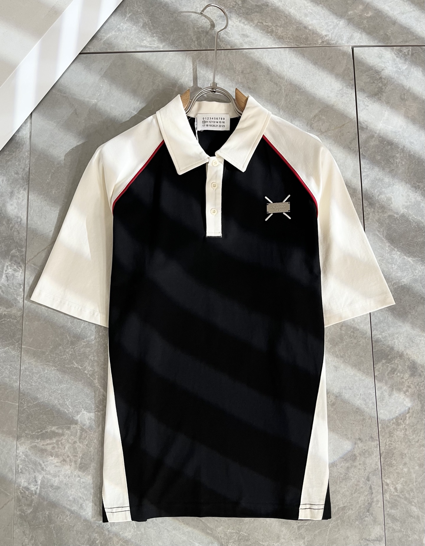 NO:511810,Maison Margiel spring and summer new men's short-sleeved Polo shirt, released simultaneously in the counter!  Customized exclusive wash water pure cotton fabric, chest logo hardware design!  Simple and generous, calm and versatile, extremely high-end, perfectly integrated with fashion and style, a top fashionable style that perfectly suits the outside wear!  The overall feeling is natural!  Extremely classic versatile casual pants, customized original bead floor cotton fabric!  The ultimate perfection of heavy industry!  Fans who pursue high quality are please buy them by themselves, and all fans who know the goods are invited to appreciate this model together!  !  Size M-3XL, Masion Margiela, T-shirt, alexander wang19860909马吉拉 maison margiel 春夏新款男士短袖Polo衫,专柜同步发售！定制专属洗水纯棉面料,胸前logo五金设计！简约大方,从容百搭,档次极高,完美融入时尚还有风情感一款完美符合外穿的顶尖时髦气质款！整体给人浑然天成的感觉！极致经典的百搭型休闲裤,定制原版珠地棉面料！极致的重工极致的完美！追求高品质的粉丝们请自行抢购,诚邀所有识货的粉丝一同鉴赏此款！！尺码M-3XL,,masion margiela,T-shirt,alexander wang,Men's clothing