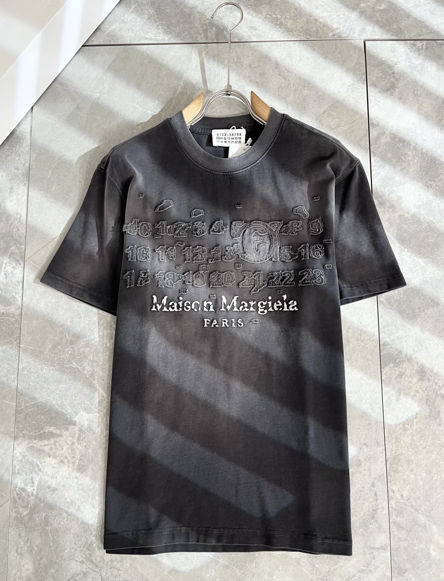 NO:511796,Maison Margiel spring and summer new short-sleeved T-shirt for men and women, and is available at the same time in the counter!  Customized exclusive wash water pure cotton fabric, chest logo pattern patch embroidery design!  Simple and generous, calm and versatile, extremely high-end, perfectly integrated with fashion and style, a top fashionable style that perfectly suits the outside wear!  The overall feeling is natural!  Extremely classic versatile casual pants, customized original cotton fabric!  The ultimate perfection of heavy industry!  Fans who pursue high quality are please buy them by themselves, and all fans who know the goods are invited to appreciate this model together!  !  Size M-3XL, Masion Margiela, T-shirt,tees, t-shirt,alexander wang19860909马吉拉 maison margiel 春夏新款男女同款短袖T恤,专柜同步发售！定制专属洗水纯棉面料,胸前logo图案贴布刺绣设计！简约大方,从容百搭,档次极高,完美融入时尚还有风情感一款完美符合外穿的顶尖时髦气质款！整体给人浑然天成的感觉！极致经典的百搭型休闲裤,定制原版纯棉面料！极致的重工极致的完美！追求高品质的粉丝们请自行抢购,诚邀所有识货的粉丝一同鉴赏此款！！尺码M-3XL,,masion margiela,T-shirt,tees，t-shirt,alexander wang,Men's clothing