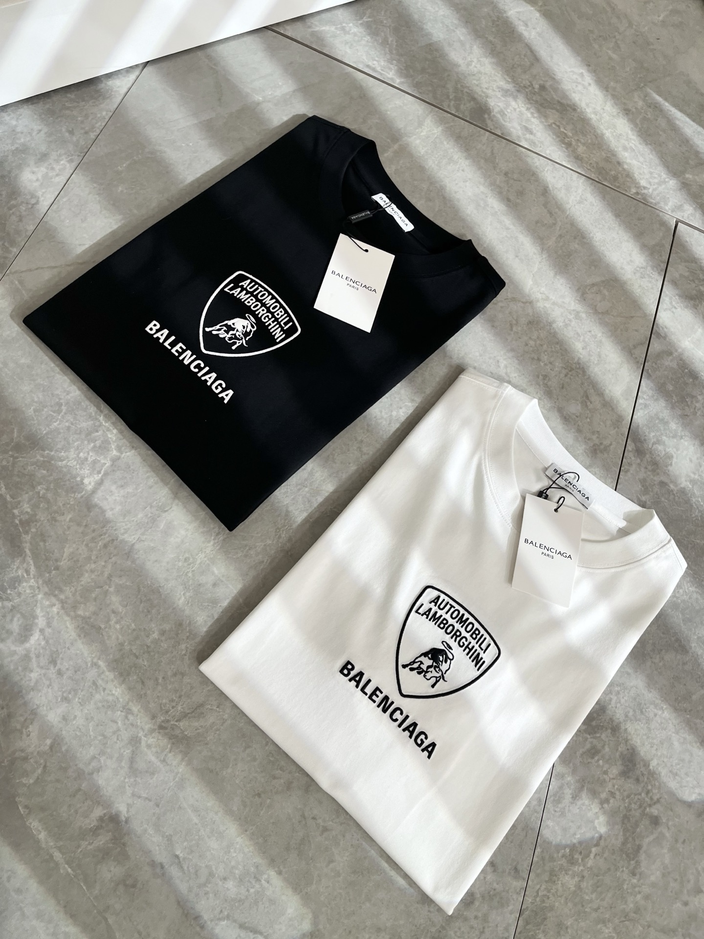 NO:511771,BALENCI*GA Paris* Home Spring and summer new short-sleeved T-shirt for men and women!  Fashionable casual short-sleeved T-shirt with catwalk pattern prints!  Design logo embroidery design!  The most designed and selected customer-supplied 260g pure cotton fabric, which feels soft and skin-friendly, is comfortable and breathable, and you can’t picky about the real thing!  Loose, small, shoulder-dead round neck cut, genderless couple mixed styles, opening up a new fashion charm!  Differentiate the market version of the high-end custom series!  Size M-3XL, balenciaga, T-shirt,tees, t-shirt,alexander wang19860909BALENCI*GA巴黎*家 春夏新款男女同款短袖T恤！走秀图案印花时尚休闲短袖T恤衫！设计logo刺绣设计！极具设计精选客供260g纯棉面料,手感柔软亲肤,着身舒适透气性都无法挑剔,实物绝对会让你爱不释手！宽松小落肩的圆领版型裁剪,无性别主义的情侣混穿款式,打开全新的时装新韵味！区别市场版本高定系列！尺码M-3XL,,balenciaga,T-shirt,tees，t-shirt,alexander wang,Men's clothing