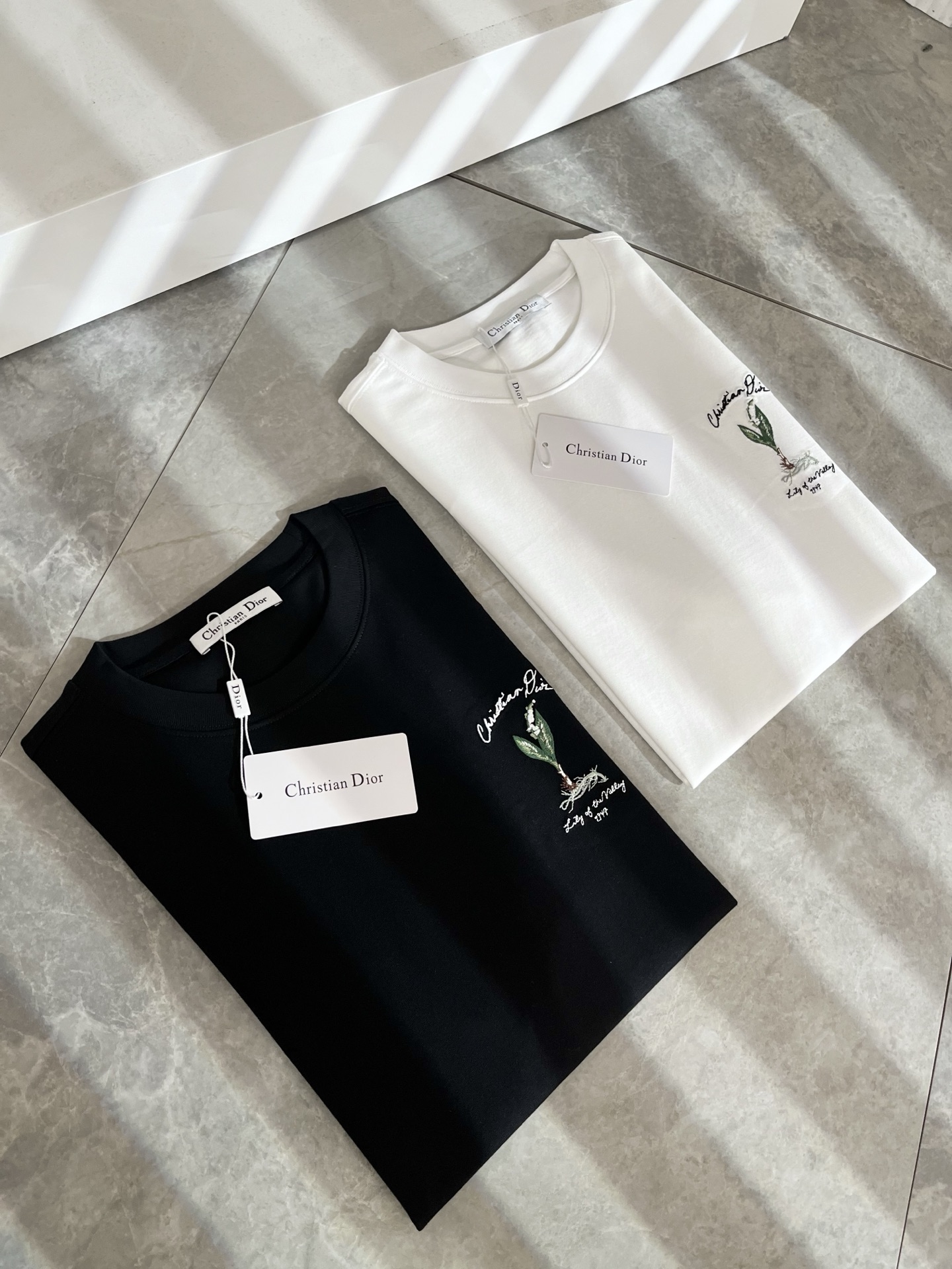 NO:511765,Dio*Dijia Spring and summer new short-sleeved T-shirts for men and women, and are available simultaneously for counters!  Customized exclusive 260g pure cotton fabric, customized original craft threads, chest logo pattern embroidery craft design!  Simple and generous, calm and versatile, extremely high-end, perfectly integrated with fashion and style, a top fashionable style that perfectly suits the outside wear!  The overall feeling is natural!  The ultimate classic versatile short-sleeved T-shirt is designed with the latest three-dimensional letter logo embroidery elements!  The ultimate perfection of heavy industry!  Fans who pursue high quality are please buy them by themselves, and all fans who know the goods are invited to appreciate this model together!  !  Size M-3XL, dior,dior,T-shirt,tees,t-shirt,alexander wang19860909Dio*迪家 春夏新款男女同款短袖T恤,专柜同步发售！定制专属260克纯棉面料,定制原版工艺螺纹,胸前logo图案刺绣工艺设计！简约大方,从容百搭,档次极高,完美融入时尚还有风情感一款完美符合外穿的顶尖时髦气质款！整体给人浑然天成的感觉！极致经典的百搭型短袖T恤,采用最新的立体字母logo刺绣元素设计！极致的重工极致的完美！追求高品质的粉丝们请自行抢购,诚邀所有识货的粉丝一同鉴赏此款！！尺码M-3XL,,dior,dior,T-shirt,tees，t-shirt,alexander wang,Men's clothing