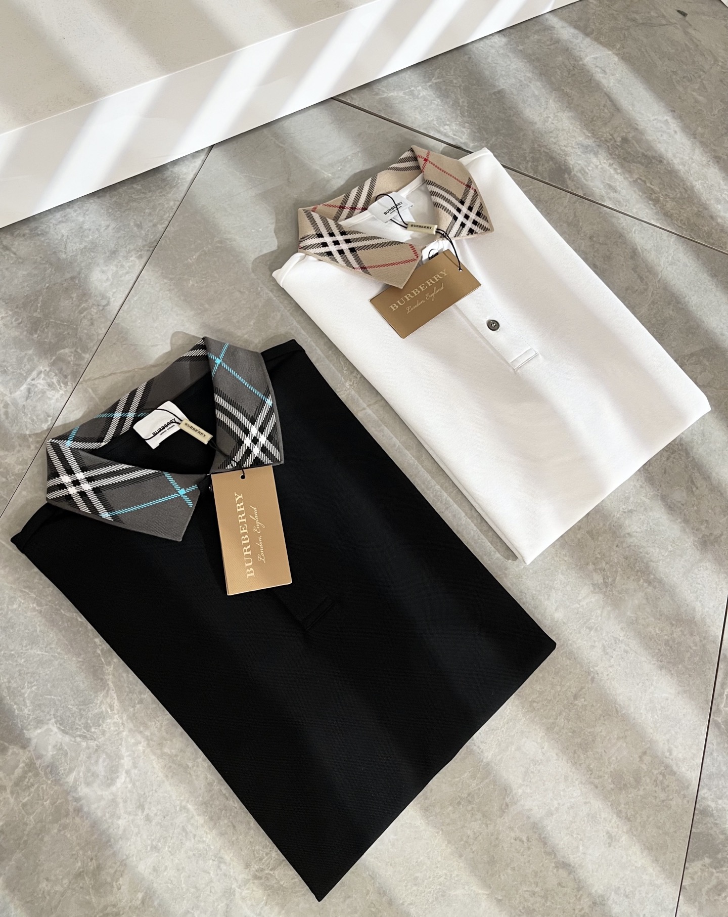 NO:511786,Bur*erry New spring and summer men's short-sleeved Polo shirt, the latest brand design elements!  Neither monotonous nor complicated, it shows taste just right!  Customer-supplied top-quality custom bead flooring fabrics!  Comfortable, sweat-absorbing and breathable, the unique high-end fabric presents a simple and elegant temperament!  Clip crochet pattern design with collar!  Full three-dimensional! Standard cutting design!  Every detail is a synchronized with high-end fashion. Size: M-3XL, burberry, T-shirt, alexander wang19860909Bur*erry 巴*莉 春夏新款男士短袖Polo衫,品牌最新设计元素！既不单调也不复杂,恰到好处的展现品味！客供顶级定制珠地棉面料！舒适吸汗透气根本不在话下,面料独具的高奢感呈现简约优雅气质！领口格子钩织图案设计！饱满立体!标准裁剪设计！每一处细节都是与高端时尚同步的体现.尺码:M-3XL,,burberry,T-shirt,alexander wang,Men's clothing