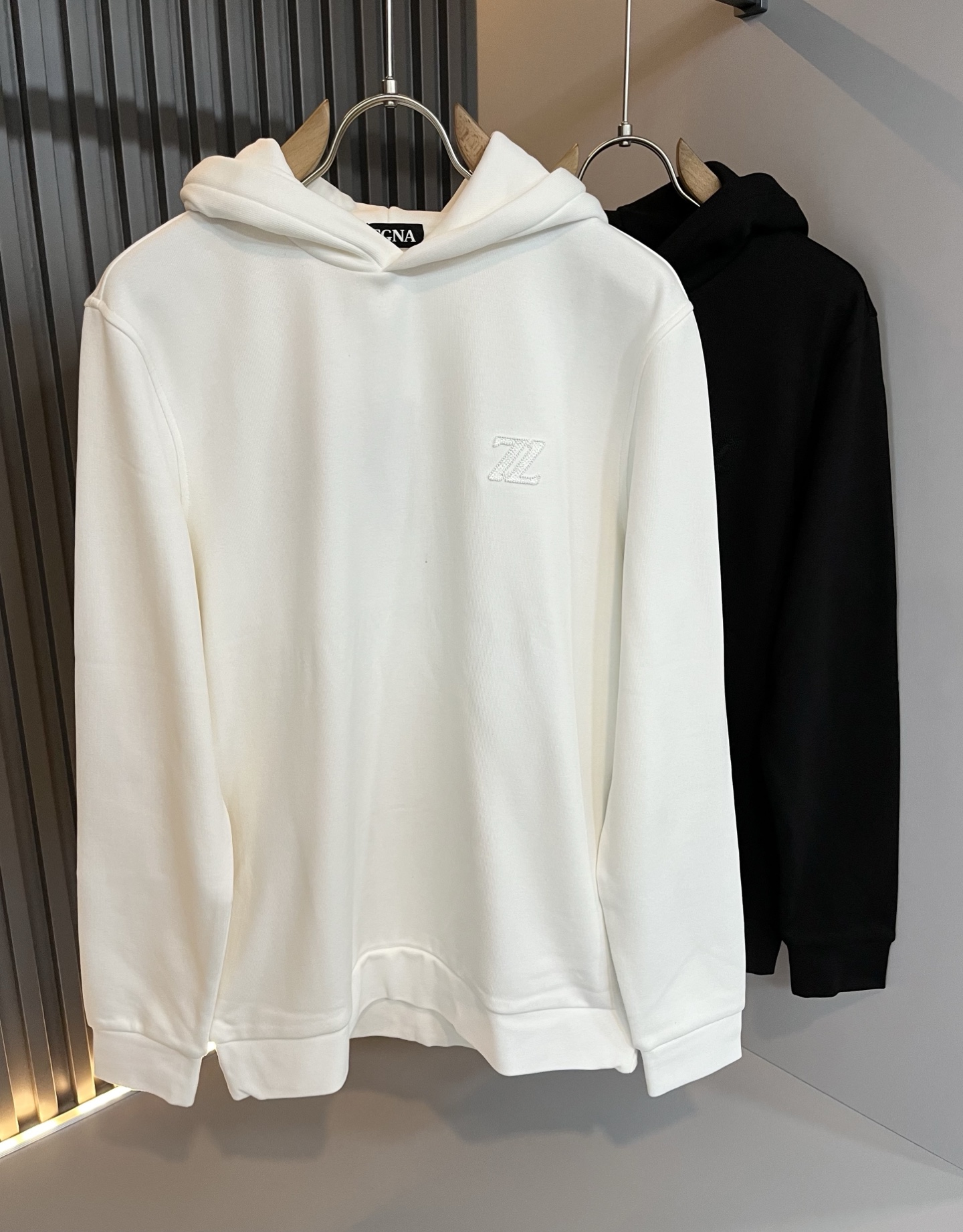 NO:509973,Ermenegildo Zeg*aJia 2025 autumn and winter new men's casual sweatshirt, the finale of the channel goods have appeared!  !  Sold simultaneously at the counter!  It is no exaggeration to say that this trouser is made from the original OEM channel, not a bragging original OEM, but is a product from the domestic ready-to-wear OEM factory officially authorized by Jenia!  Therefore, the ratio of quantity and size is extremely short, so you can earn it if you grab it!  The best trousers in autumn and winter are officially unveiled!  !  !  !  !  !  Zegna's things have always been one of the only essential outfits for successful business people!  Not everyone can easily surpass the brand's high-end style and its own strong aura. No matter which season the style is, it is a standard temperament!  However, the fabric style is between business and daily wear, so there is only Jenya, who focuses on men's business and leisure!  Whether you wear this style in a casual occasion or in a business occasion, you must wear it well and be able to wear it to your own taste!  Pants that give yourself unlimited points!  Size M-3XL, zegna, hoodie, sweatshirts, alexander wang19860909Ermenegildo Zeg*a杰*亚 2025秋冬新款男士休闲卫衣,压轴的渠道货出现了！！柜台同步销售！ 毫不夸张的说,此款裤装是原厂代工渠道的货,并不是吹牛的原厂代工,完全是由杰尼亚官方授权的国内成衣代工厂出来的产品！所以数量跟尺码配比都极度紧缺,抢到就是赚到！秋冬最好的裤装正式揭幕！！！！！！Zegna的东西,从来都是成功商务人士的专属必备行头之一！品牌高级的格调以及自带强大的气场并不是所有人都能轻易凌驾的.无论哪季的款式都是都是气质标配！但是面料版型又介乎于商务休闲跟日常穿着之间,也就只有专注于男装商务休闲的杰尼亚了！不论您是休闲场合穿搭,或者商务场合此款都能搭配的恰到好处要穿,就必须穿好的,能穿出属于自己品味的！给自己无限加分的裤子！尺码M-3XL,,zegna,hoodie,sweatshirts,alexander wang,Men's clothing