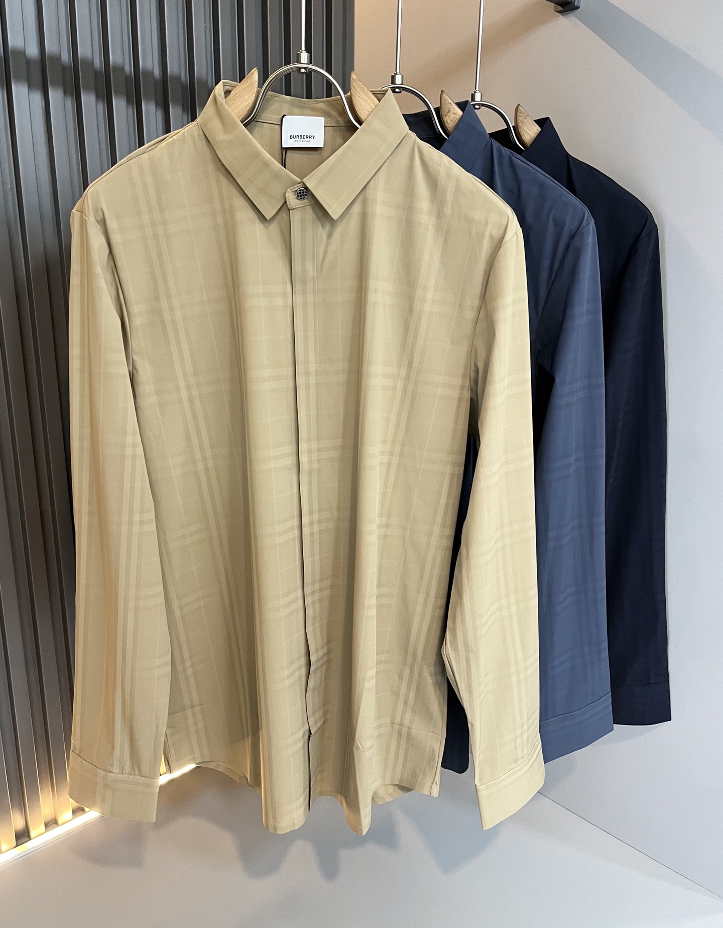 NO:509969,Bur*erry 2025 autumn and winter new men's markless plaid shirt, the latest brand design element!  Neither monotonous nor complicated, it shows taste just right!  Panoramic plaid printing design!  Customized traceless stretch spandex fabrics are available for customer!  Comfortable, sweat-absorbing and breathable, the unique high-end fabric presents a simple and elegant temperament!  Full three-dimensional! Standard cutting design!  Every detail is a synchronized with high-end fashion. Size: M-3XL, burberry, alexander wang19860909Bur*erry 巴*莉 2025秋冬新款男士无痕格子衬衣,品牌最新设计元素！既不单调也不复杂,恰到好处的展现品味！全景格子印花设计！客供定制无痕弹力氨纶面料！舒适吸汗透气根本不在话下,面料独具的高奢感呈现简约优雅气质！饱满立体!标准裁剪设计！每一处细节都是与高端时尚同步的体现.尺码:M-3XL,,burberry,alexander wang,Men's clothing