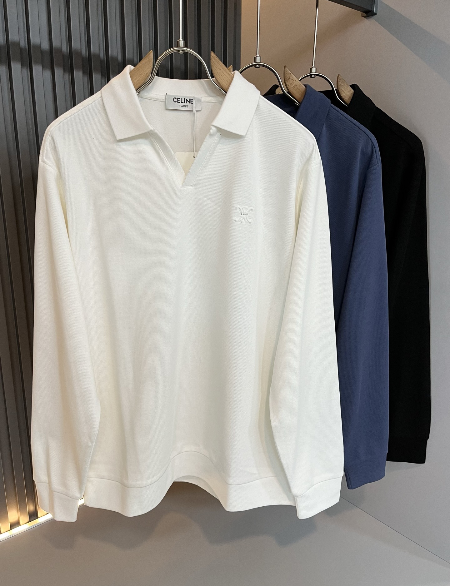 NO:509961,CELIN*Selin 2025 autumn and winter new fashion casual long-sleeved Polo shirt, with trading company channels available and released on the official website at the same time!  25-year-old new fashion styles are recommended. CE, which is increasingly bursting into new young forces, is indeed exciting to keep the classics while constantly integrating younger elements!  This short Tee, which is released in early spring, has a breast logo glue pressing process design!  The simple yet high-end design is enough to highlight a brand new theme, and the style setting that takes into account both retro and fashionable can cope with all kinds of temperament styles!  The logo has clear three-dimensional details, highlighting the perfect quality and texture!  Customers provide customized bead flooring fabrics, and they are super white in color. Everyone should hurry up and take them away!  Size M-3XL, celine, alexander wang19860909CELIN*瑟琳 2025秋冬新款时尚休闲长袖Polo衫,贸易公司渠道稀出,同步官网发售！25年秋冬时尚新款推荐,越来越向年轻新势力迸发的CE,除了保留经典的同时,不断融入年轻化元素,确实令人期待！这款早春最新发售的短Tee,胸前logo压胶工艺设计！搭色简约而又不失高级感的设计,足以凸显出全新的主题,复古与时髦兼顾的风格设定,可以应对各种气质范儿穿搭！logo清晰立体的细节,凸显完美的品相与质感！客供定织珠地棉面料,并且超级显白配色,各位抓紧时间带走吧！尺码M-3XL,,celine,alexander wang,Men's clothing