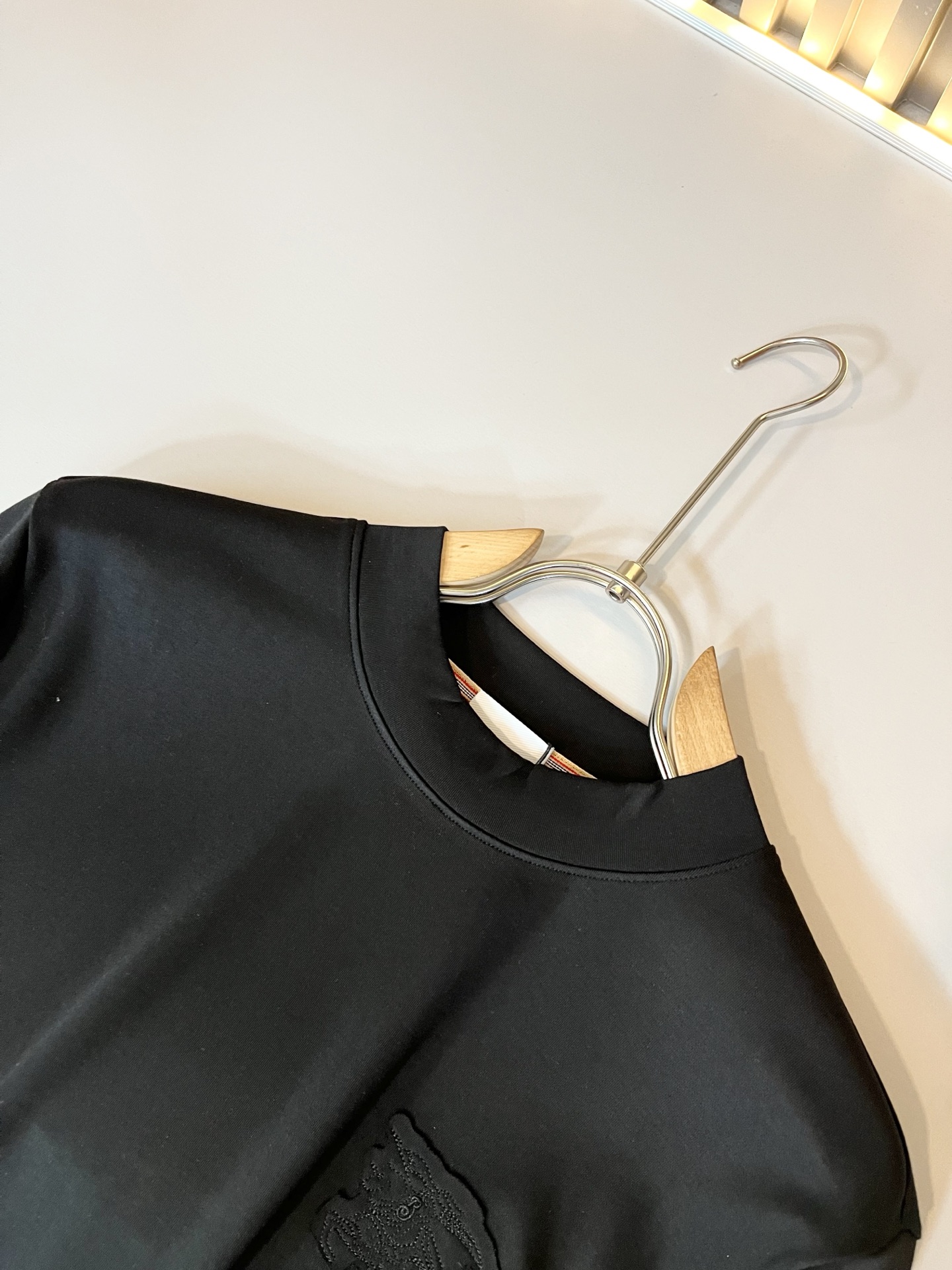 Bur*erry 巴*莉 2025秋冬新款男士打底衫，品牌最新设计元素！既不单调也不复杂,恰到好处的展现