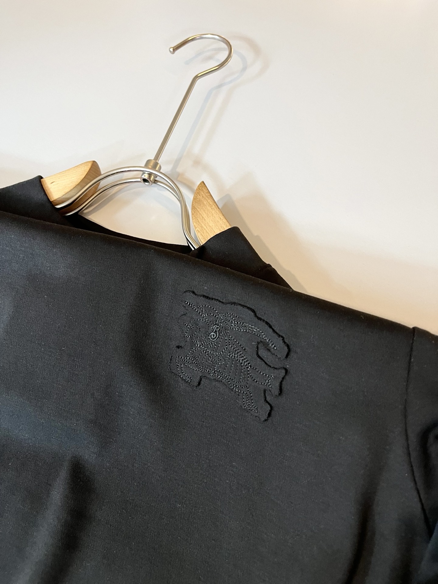 Bur*erry 巴*莉 2025秋冬新款男士打底衫，品牌最新设计元素！既不单调也不复杂,恰到好处的展现