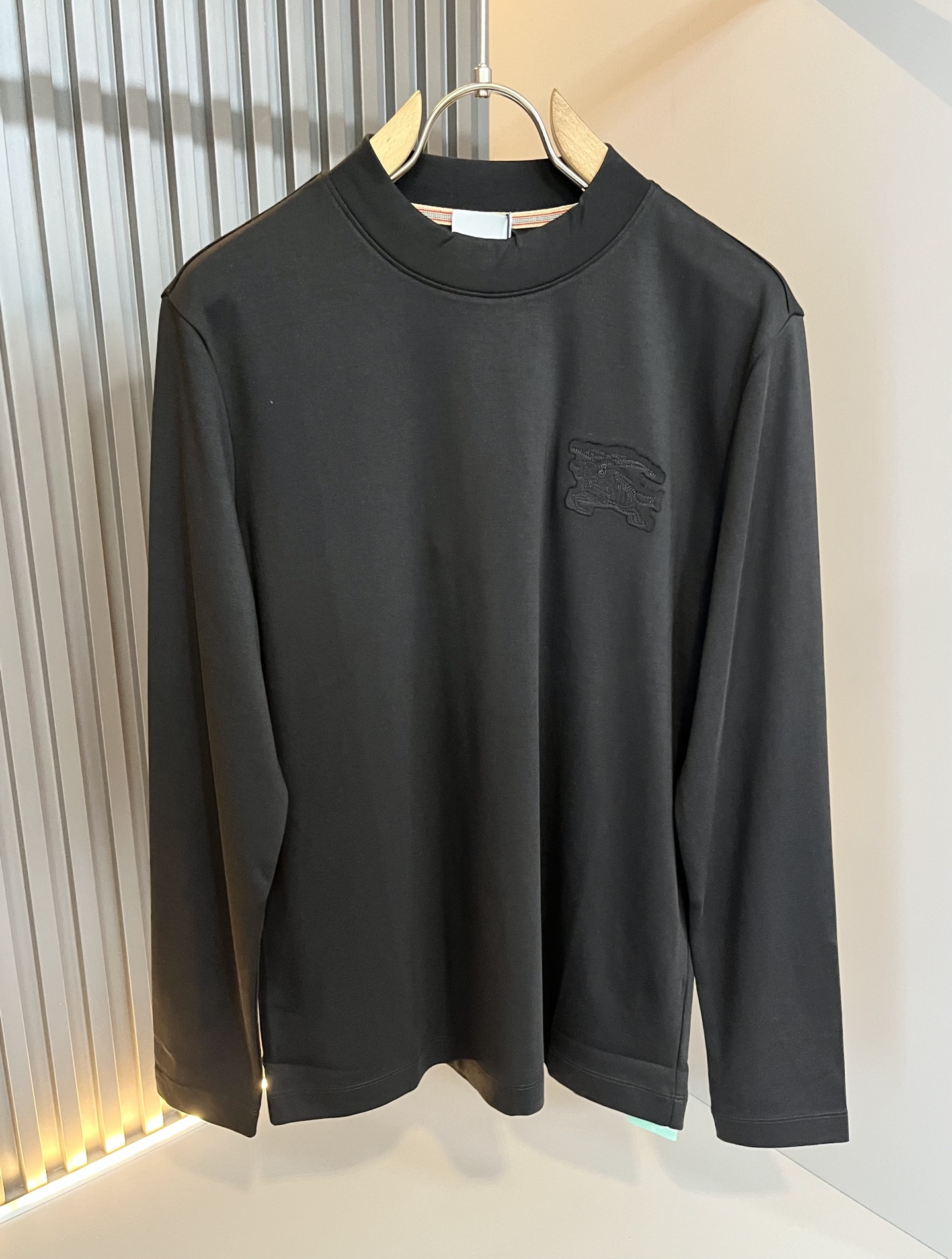 Bur*erry 巴*莉 2025秋冬新款男士打底衫，品牌最新设计元素！既不单调也不复杂,恰到好处的展现