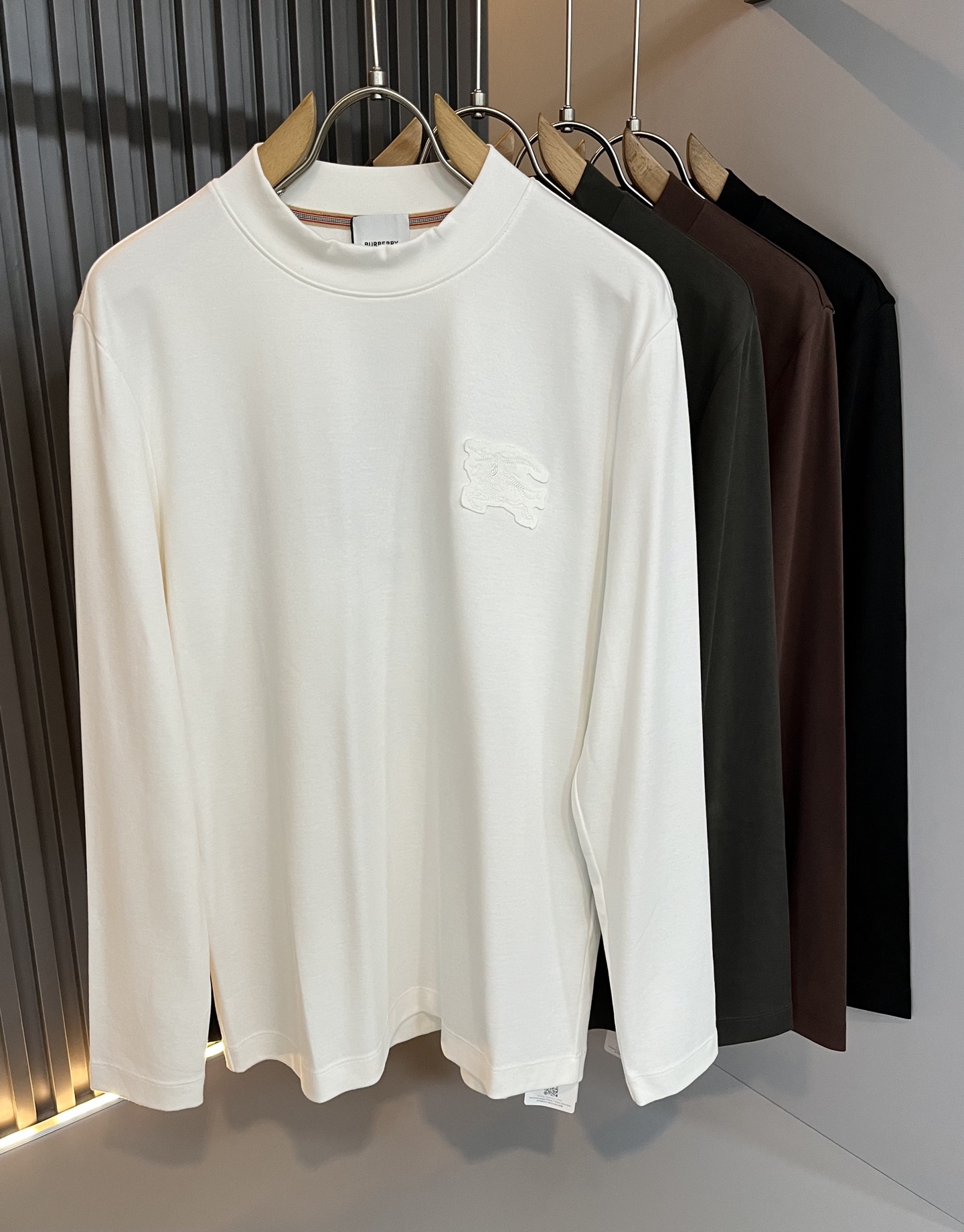 NO:519666,Bur*erry 2025 autumn and winter new men's base shirt, the latest brand design elements!  Neither monotonous nor complicated, it shows taste just right!  Embroidery patch design for clothes logo pattern!  Comfortable, sweat-absorbing and breathable, custom-made original baby lint cotton fabric!  The unique sense of luxury presents a simple and elegant temperament!  Full three-dimensional! Standard cutting design!  Every detail is a synchronized with high-end fashion. Size: M-3XL, burberry, alexander wang19860909Bur*erry 巴*莉 2025秋冬新款男士打底衫,品牌最新设计元素！既不单调也不复杂,恰到好处的展现品味！衣身logo图案刺绣贴布设计！舒适吸汗透气根本不在话下,定制原版婴儿绒棉面料！独具的高奢感呈现简约优雅气质！饱满立体!标准裁剪设计！每一处细节都是与高端时尚同步的体现.尺码:M-3XL,,burberry,alexander wang,Men's clothing