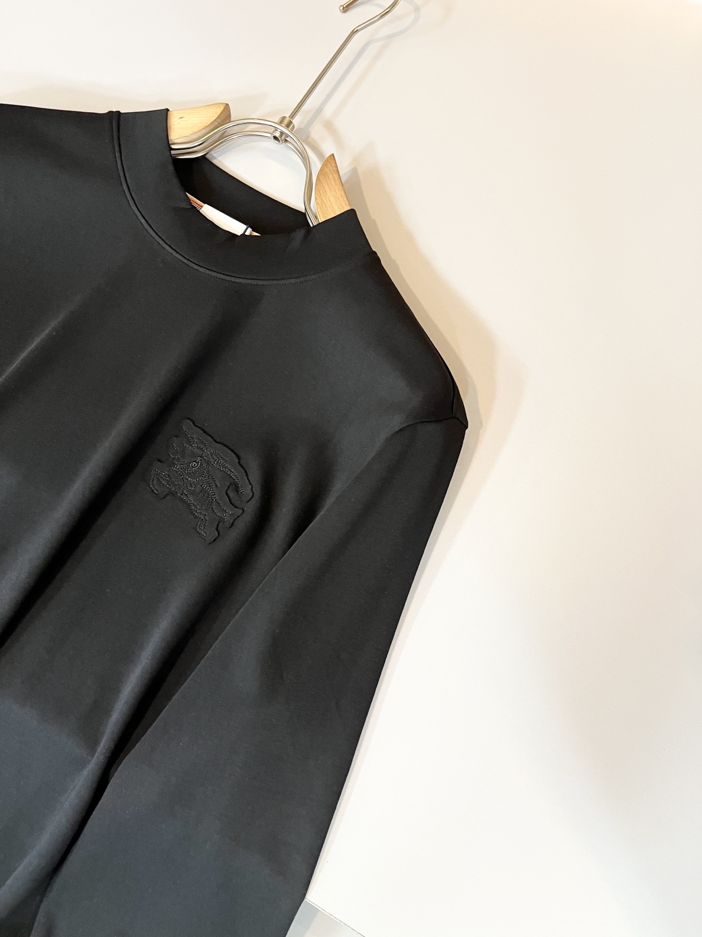 Bur*erry 巴*莉 2025秋冬新款男士打底衫，品牌最新设计元素！既不单调也不复杂,恰到好处的展现