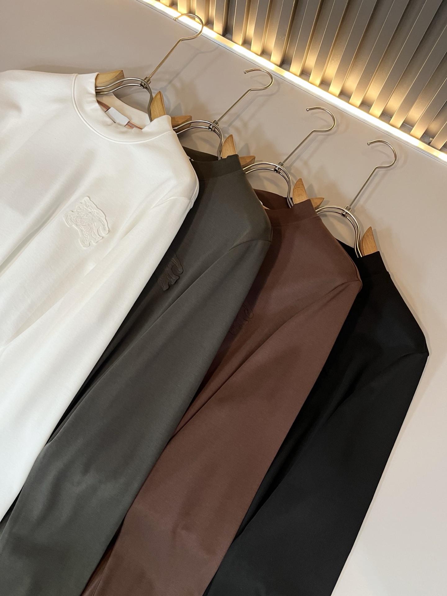 Bur*erry 巴*莉 2025秋冬新款男士打底衫，品牌最新设计元素！既不单调也不复杂,恰到好处的展现