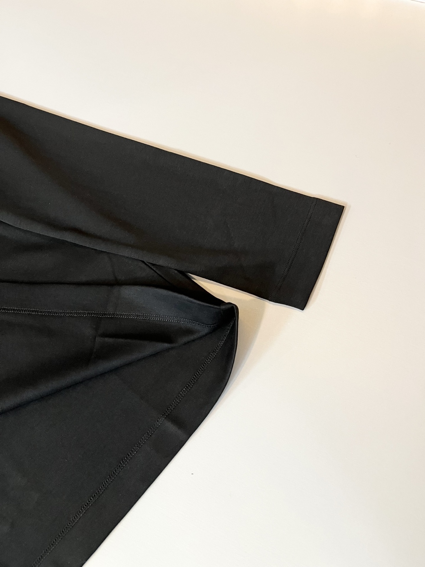 Bur*erry 巴*莉 2025秋冬新款男士打底衫，品牌最新设计元素！既不单调也不复杂,恰到好处的展现