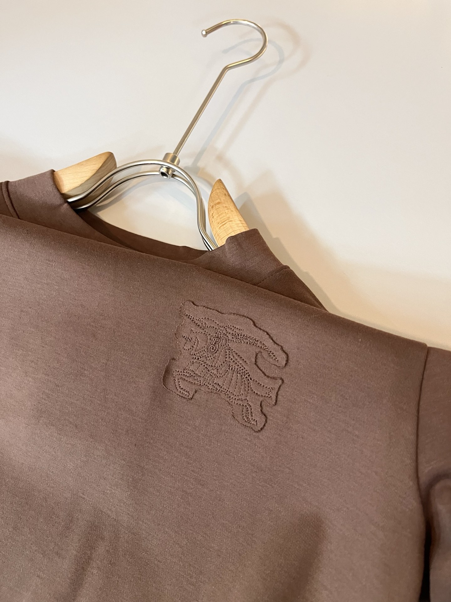 Bur*erry 巴*莉 2025秋冬新款男士打底衫，品牌最新设计元素！既不单调也不复杂,恰到好处的展现