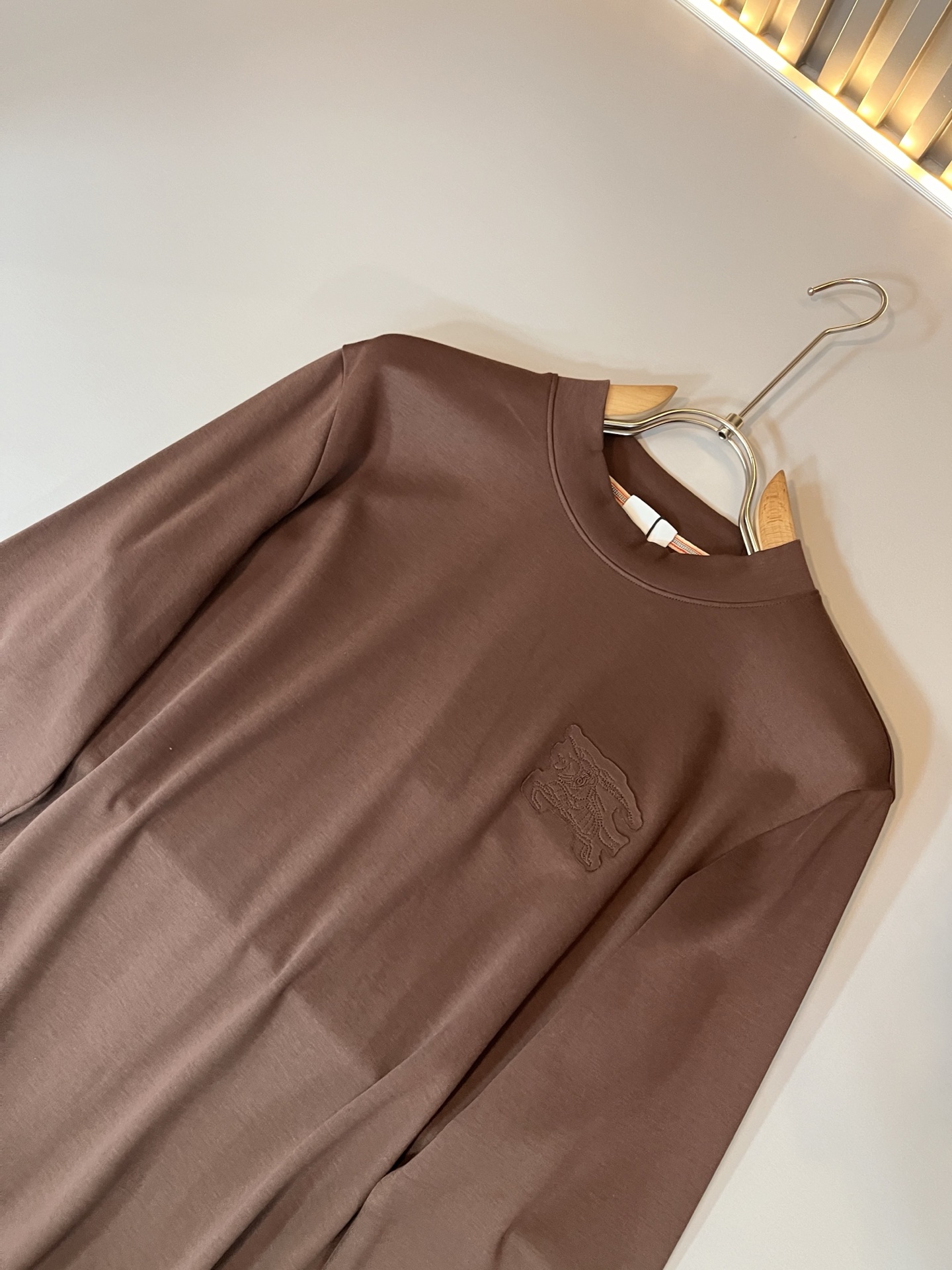 Bur*erry 巴*莉 2025秋冬新款男士打底衫，品牌最新设计元素！既不单调也不复杂,恰到好处的展现