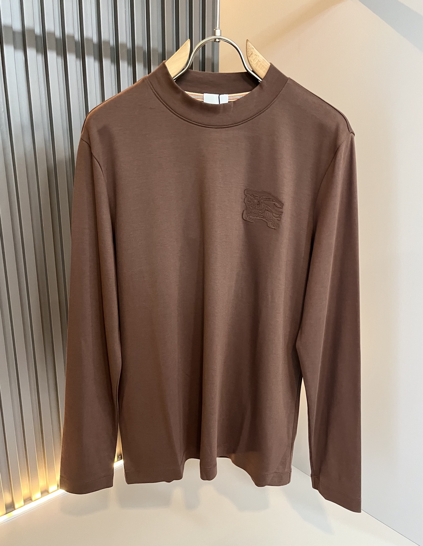 Bur*erry 巴*莉 2025秋冬新款男士打底衫，品牌最新设计元素！既不单调也不复杂,恰到好处的展现