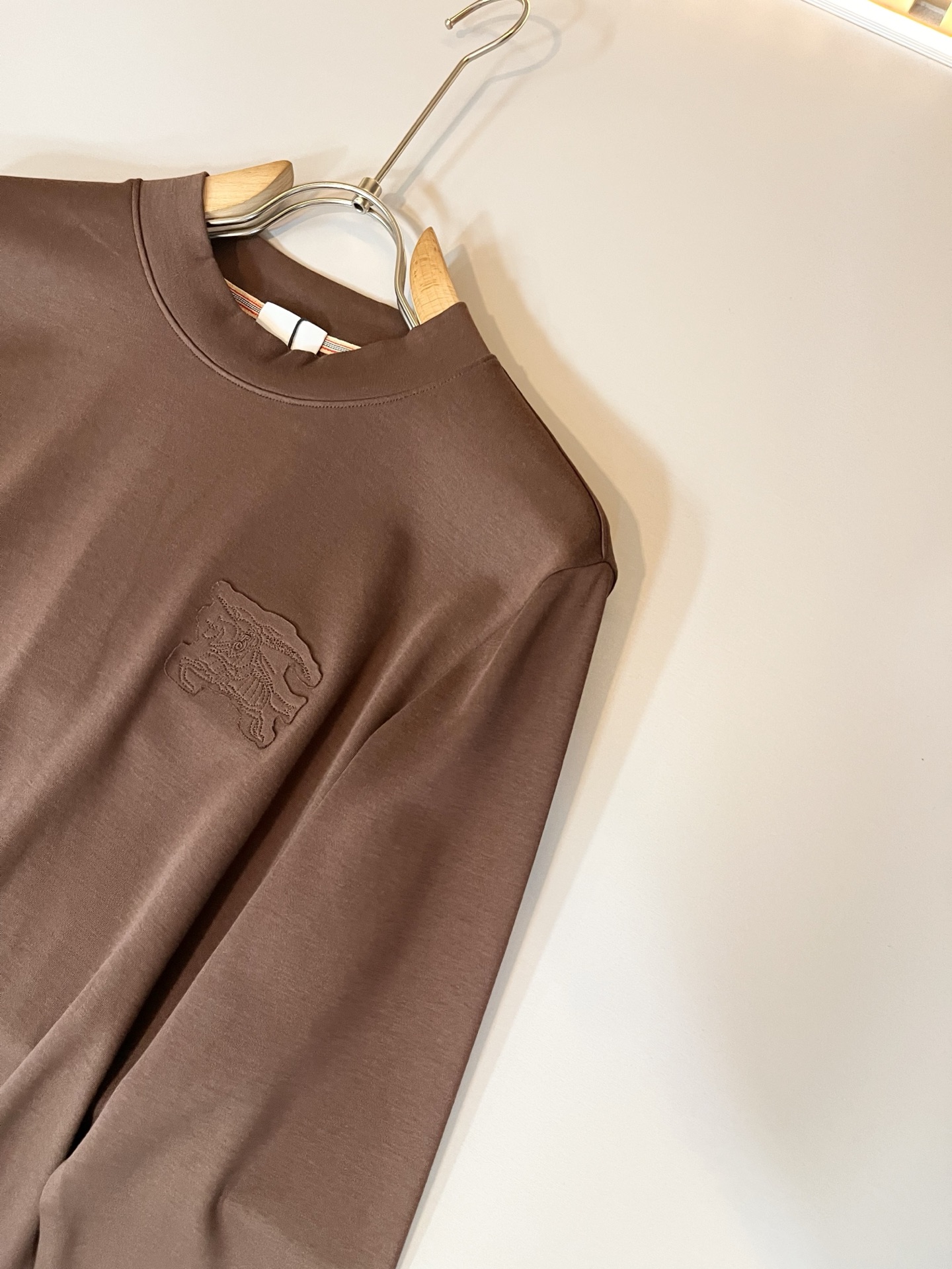 Bur*erry 巴*莉 2025秋冬新款男士打底衫，品牌最新设计元素！既不单调也不复杂,恰到好处的展现