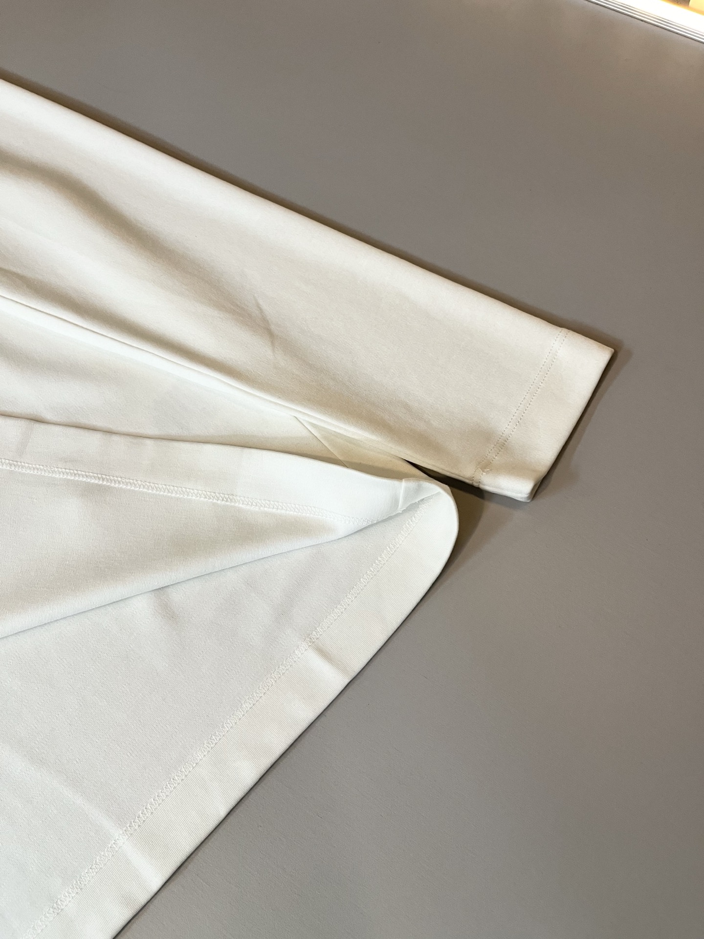 Bur*erry 巴*莉 2025秋冬新款男士打底衫，品牌最新设计元素！既不单调也不复杂,恰到好处的展现