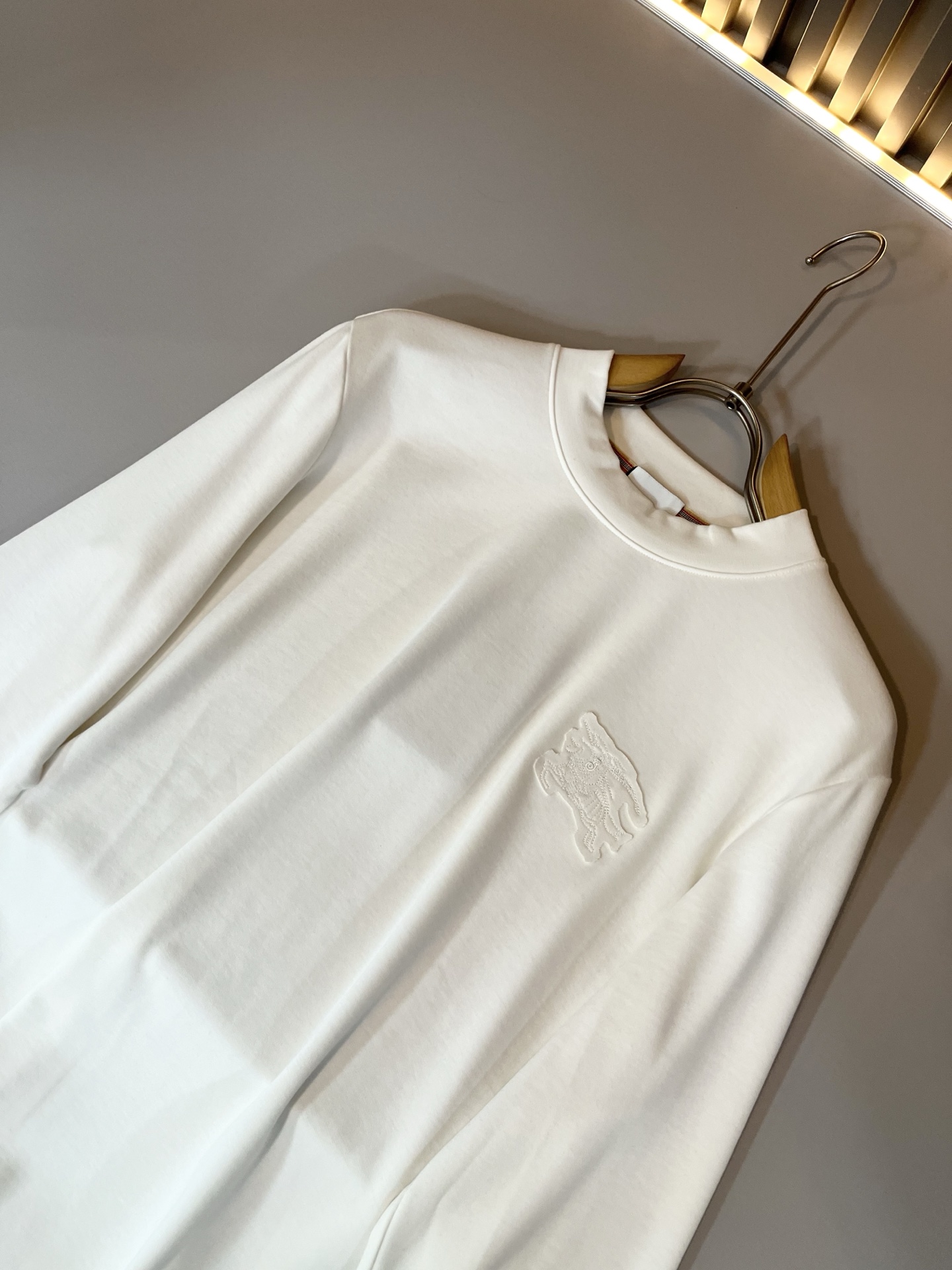 Bur*erry 巴*莉 2025秋冬新款男士打底衫，品牌最新设计元素！既不单调也不复杂,恰到好处的展现