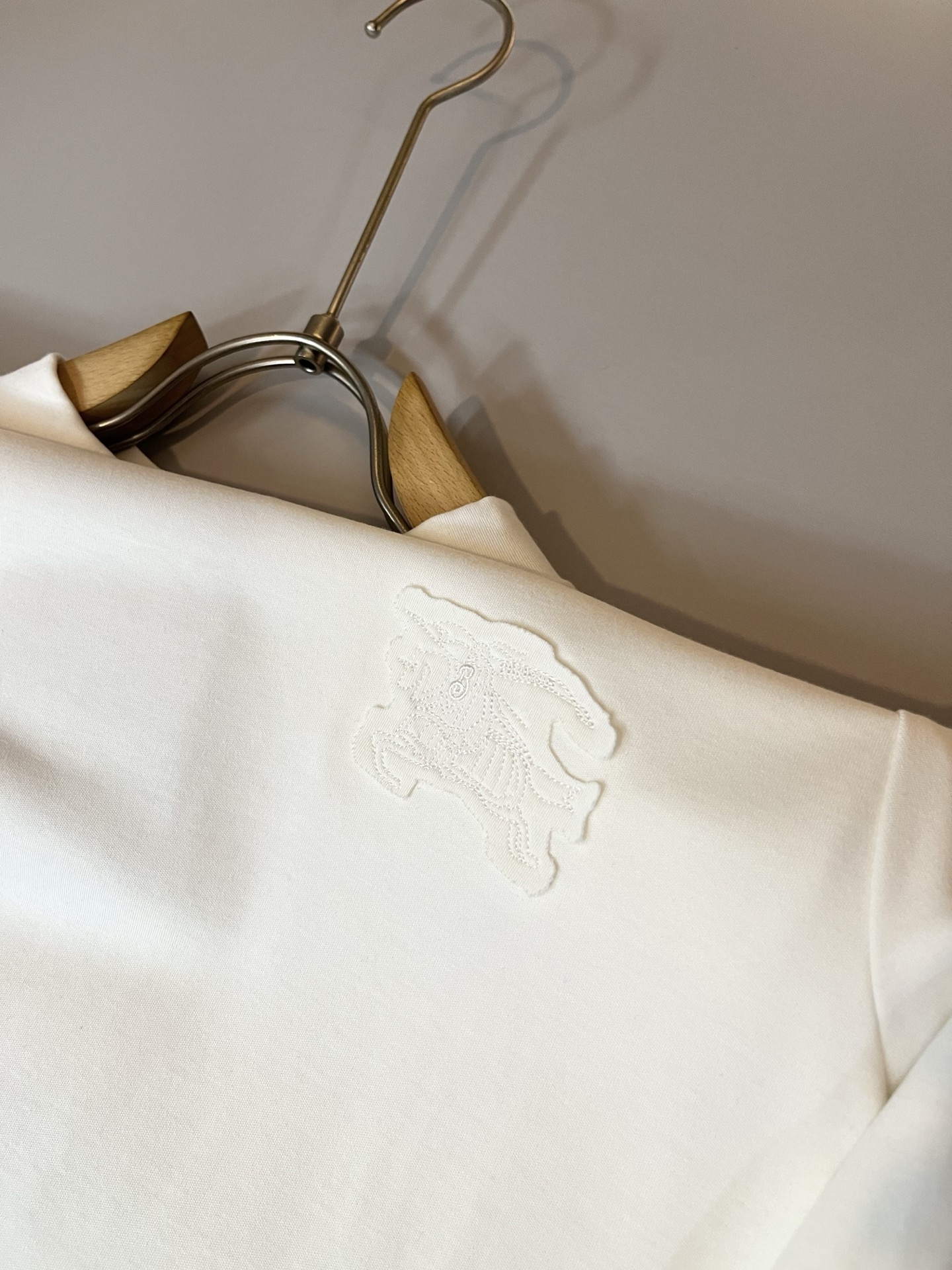 Bur*erry 巴*莉 2025秋冬新款男士打底衫，品牌最新设计元素！既不单调也不复杂,恰到好处的展现