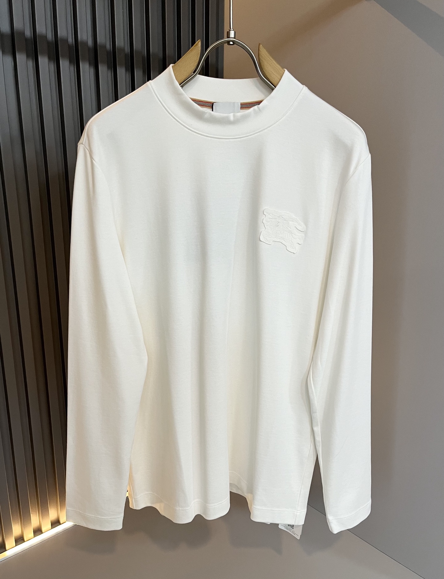 Bur*erry 巴*莉 2025秋冬新款男士打底衫，品牌最新设计元素！既不单调也不复杂,恰到好处的展现