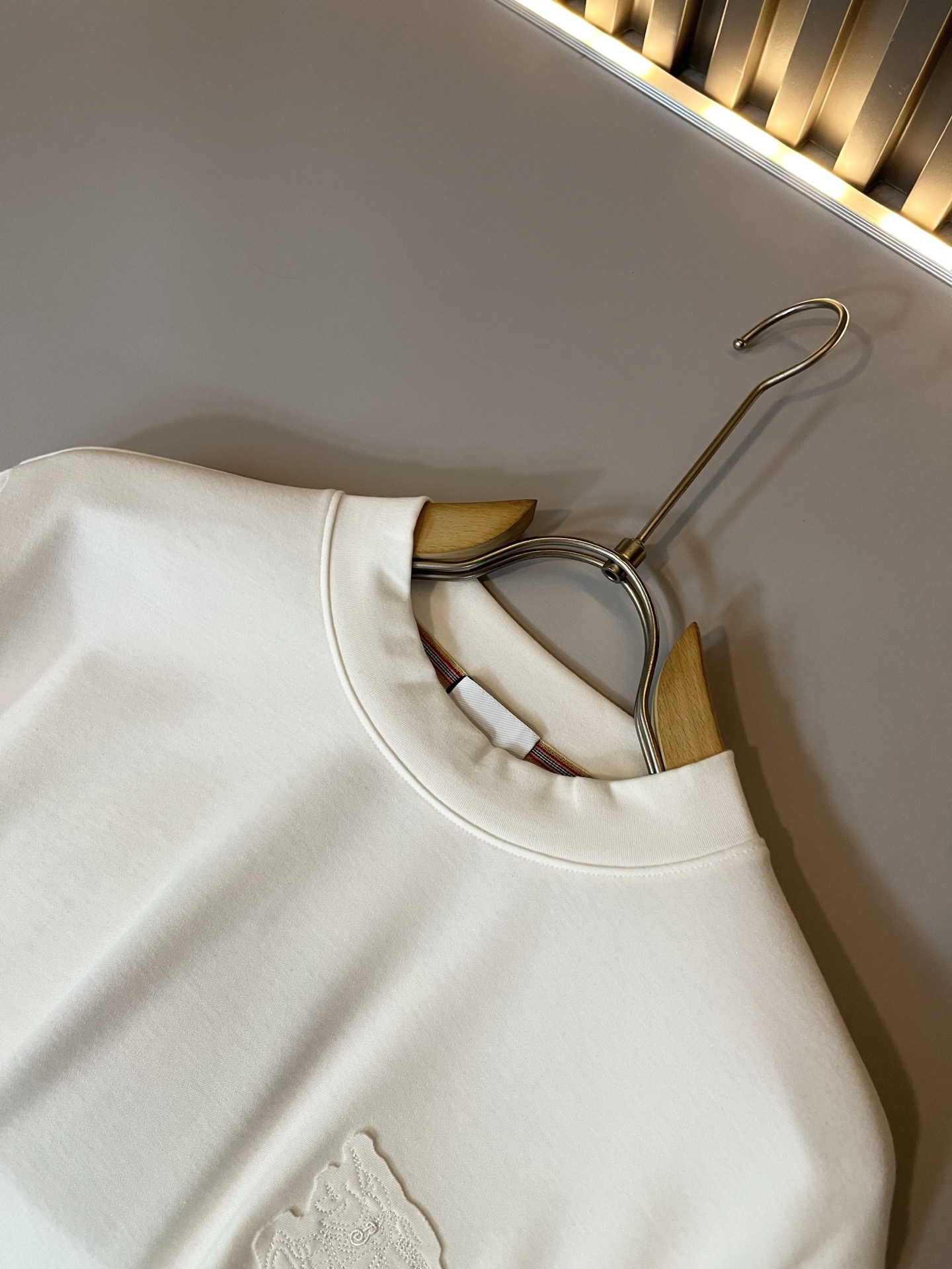 Bur*erry 巴*莉 2025秋冬新款男士打底衫，品牌最新设计元素！既不单调也不复杂,恰到好处的展现