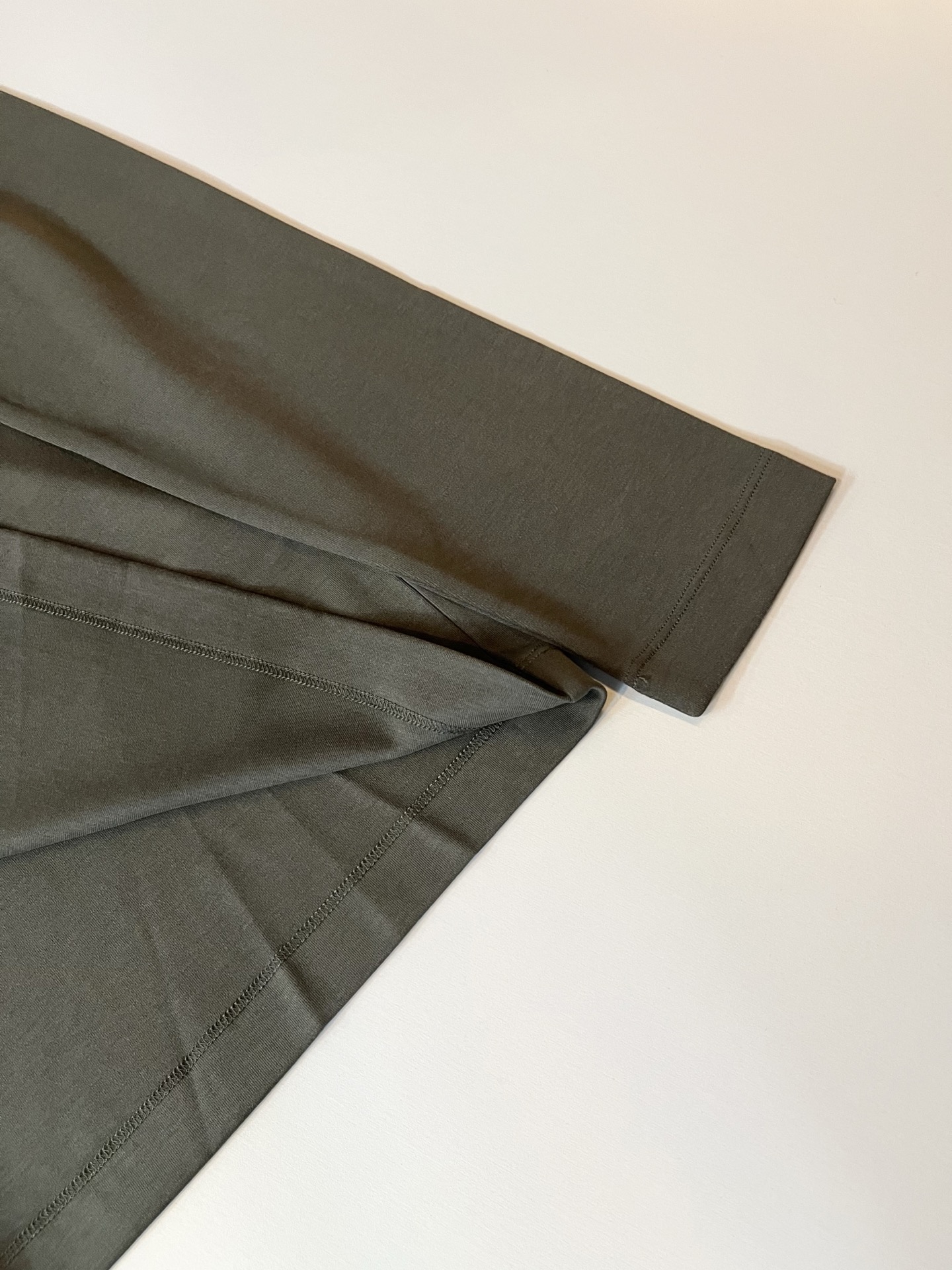 Bur*erry 巴*莉 2025秋冬新款男士打底衫，品牌最新设计元素！既不单调也不复杂,恰到好处的展现