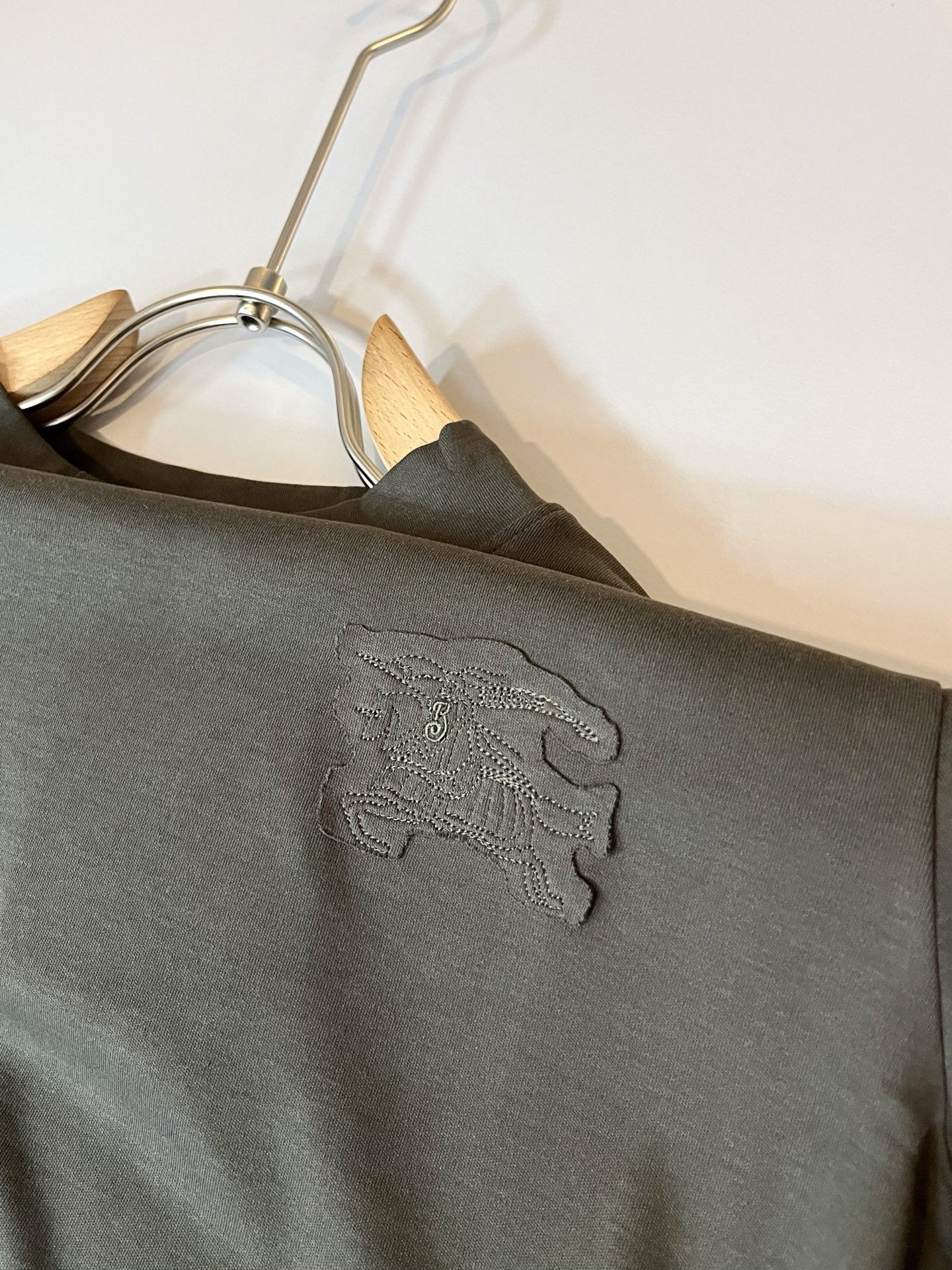 Bur*erry 巴*莉 2025秋冬新款男士打底衫，品牌最新设计元素！既不单调也不复杂,恰到好处的展现