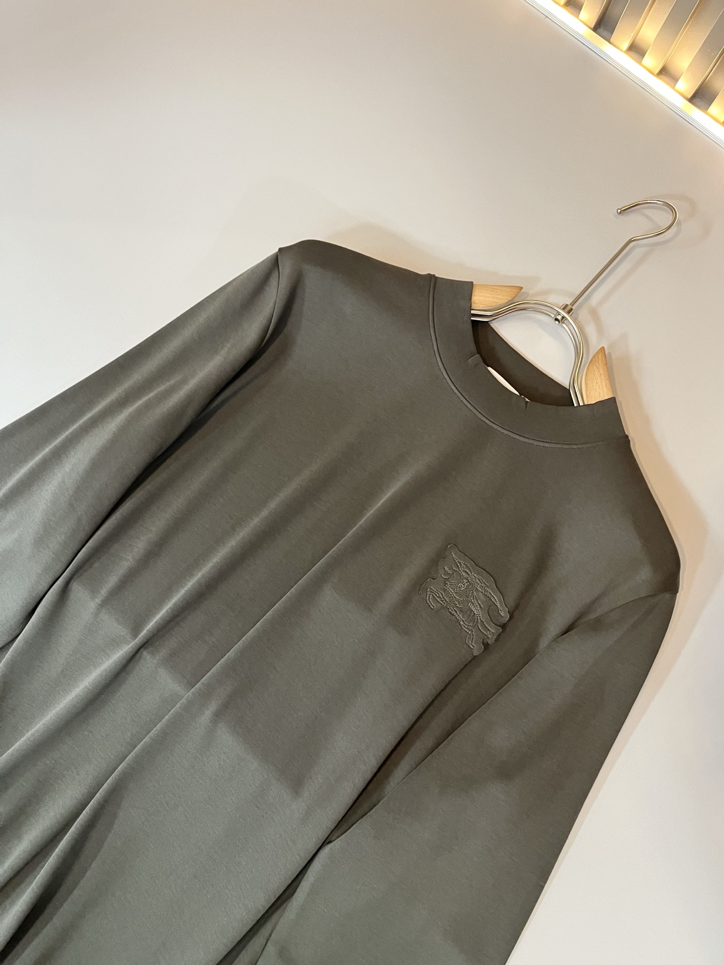 Bur*erry 巴*莉 2025秋冬新款男士打底衫，品牌最新设计元素！既不单调也不复杂,恰到好处的展现