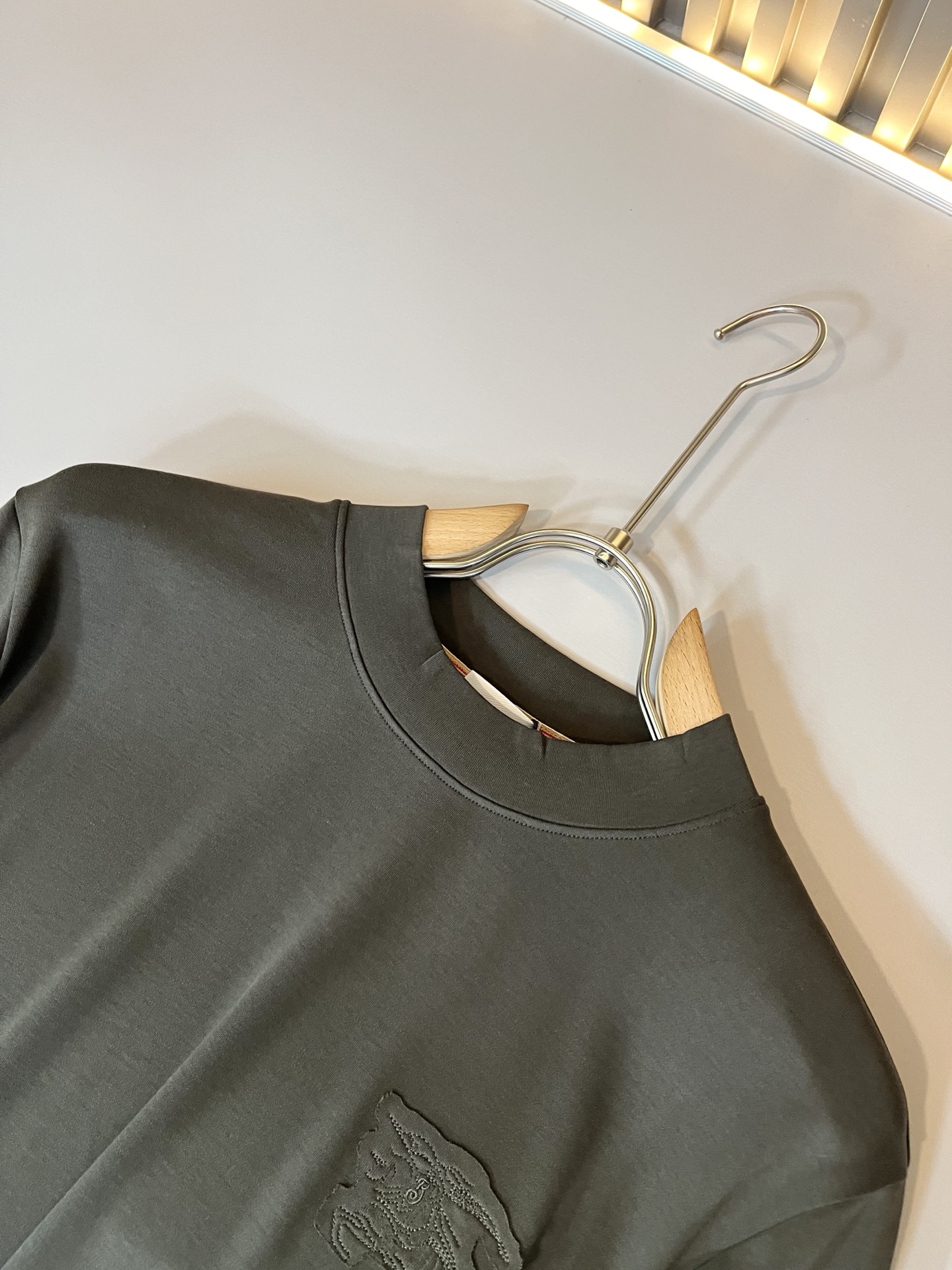 Bur*erry 巴*莉 2025秋冬新款男士打底衫，品牌最新设计元素！既不单调也不复杂,恰到好处的展现