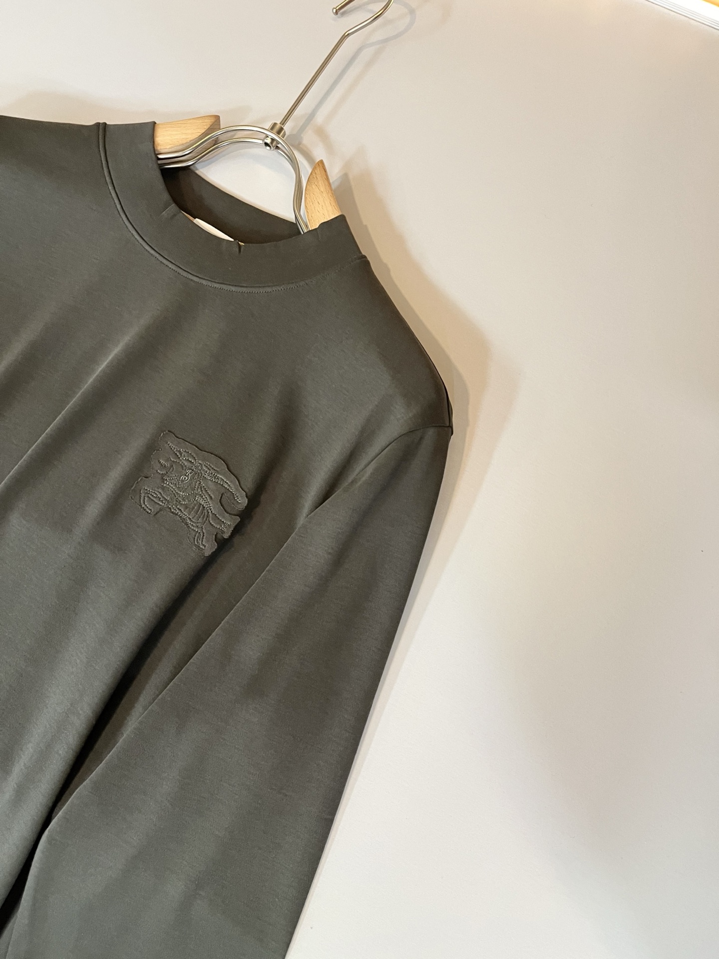 Bur*erry 巴*莉 2025秋冬新款男士打底衫，品牌最新设计元素！既不单调也不复杂,恰到好处的展现