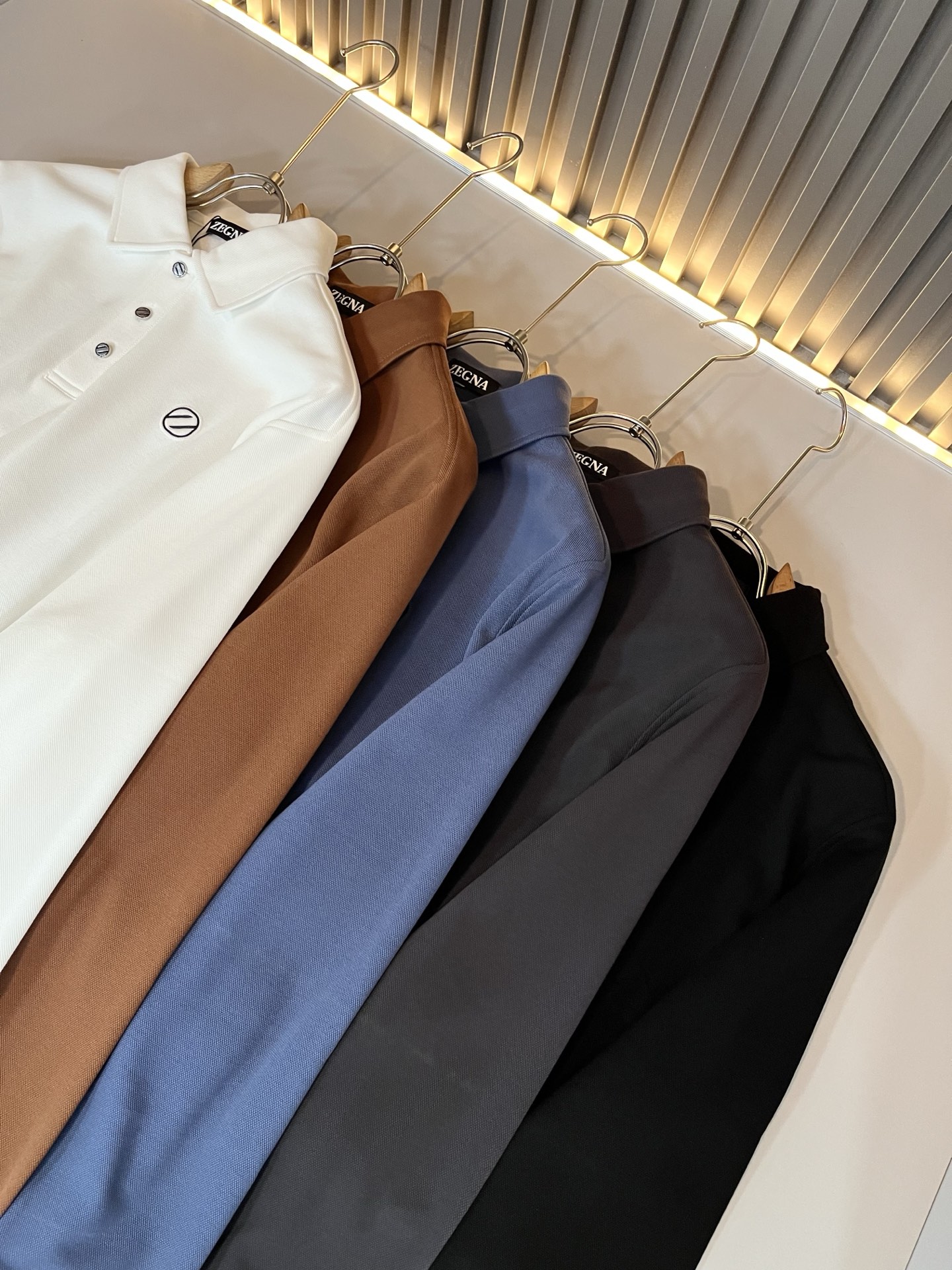 NO:511764,Ermenegildo Zeg*aJia New autumn and winter products for men's casual long-sleeved Polo shirt, foreign trade company order!  It is one of the classic exclusive fabrics of Zenia!  Chest logo pattern glue-press design!  Customized original grinding bead flooring fabric!  The touch is soft and delicate, but the shape is straight and stylish!  Extremely luxurious details... Perfectly interpret high-quality quality. Size M-3XL, zegna, alexander wang19860909Ermenegildo Zeg*a杰*亚 秋冬新品男士休闲长袖Polo衫,外贸公司订单！是杰尼亚经典的专有织物之一！ 胸前logo图案压胶设计！定制原版磨毛款珠地棉面料！触感又柔软细腻、但型态又笔挺有型！ 细节奢华极致… 完美演绎高品质品相.尺码M-3XL,,zegna,alexander wang,Men's clothing