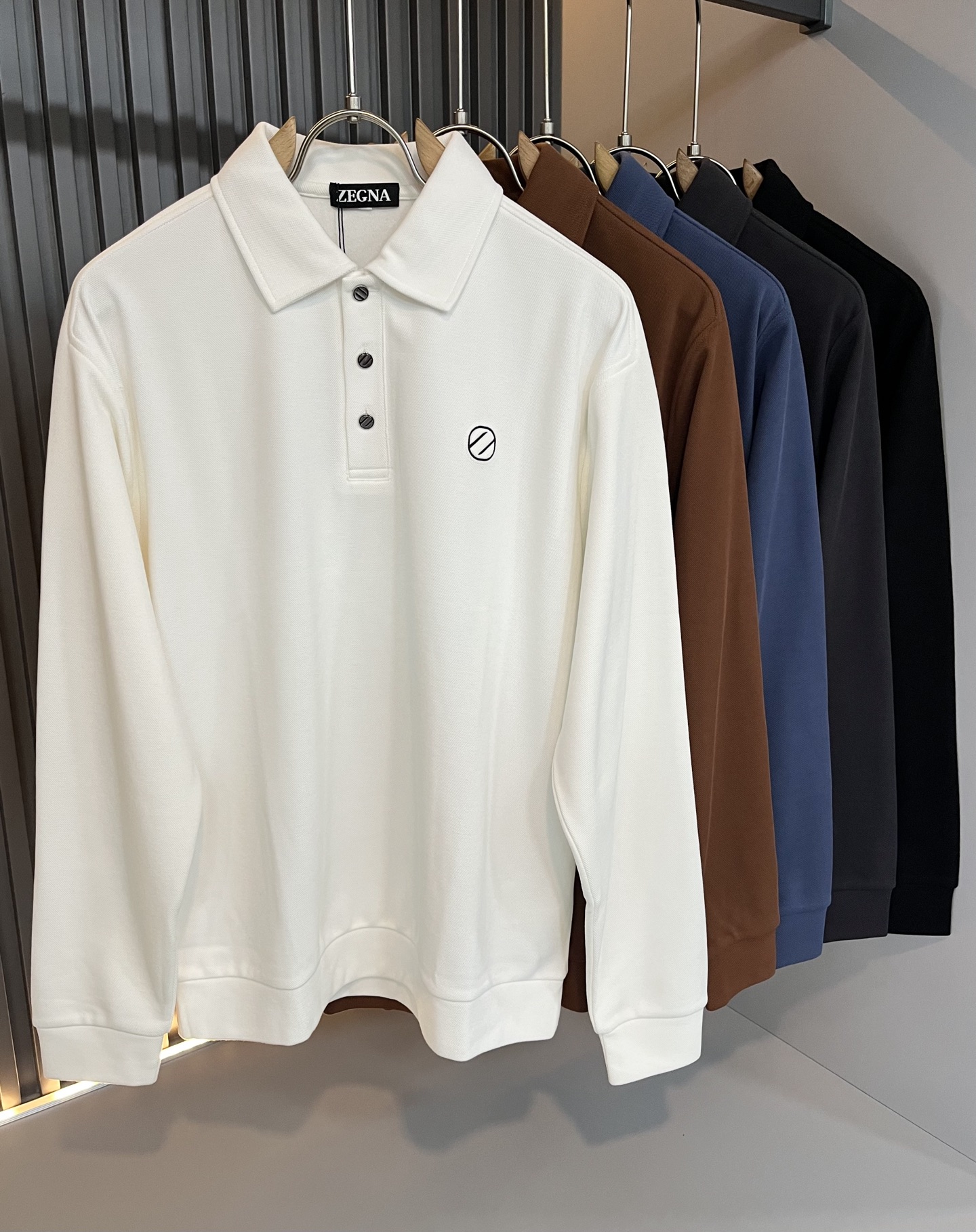 NO:509952,Ermenegildo Zeg*aJia 2025 autumn and winter new products for men's casual long-sleeved Polo shirt, foreign trade company order!  It is one of the classic exclusive fabrics of Zenia!  Chest logo pattern glue-press design!  Customized original grinding bead flooring fabric!  The touch is soft and delicate, but the shape is straight and stylish!  Extremely luxurious details... Perfectly interpret high-quality quality. Size M-3XL, zegna, alexander wang19860909Ermenegildo Zeg*a杰*亚 2025秋冬新品男士休闲长袖Polo衫,外贸公司订单！是杰尼亚经典的专有织物之一！ 胸前logo图案压胶设计！定制原版磨毛款珠地棉面料！触感又柔软细腻、但型态又笔挺有型！ 细节奢华极致… 完美演绎高品质品相.尺码M-3XL,,zegna,alexander wang,Men's clothing