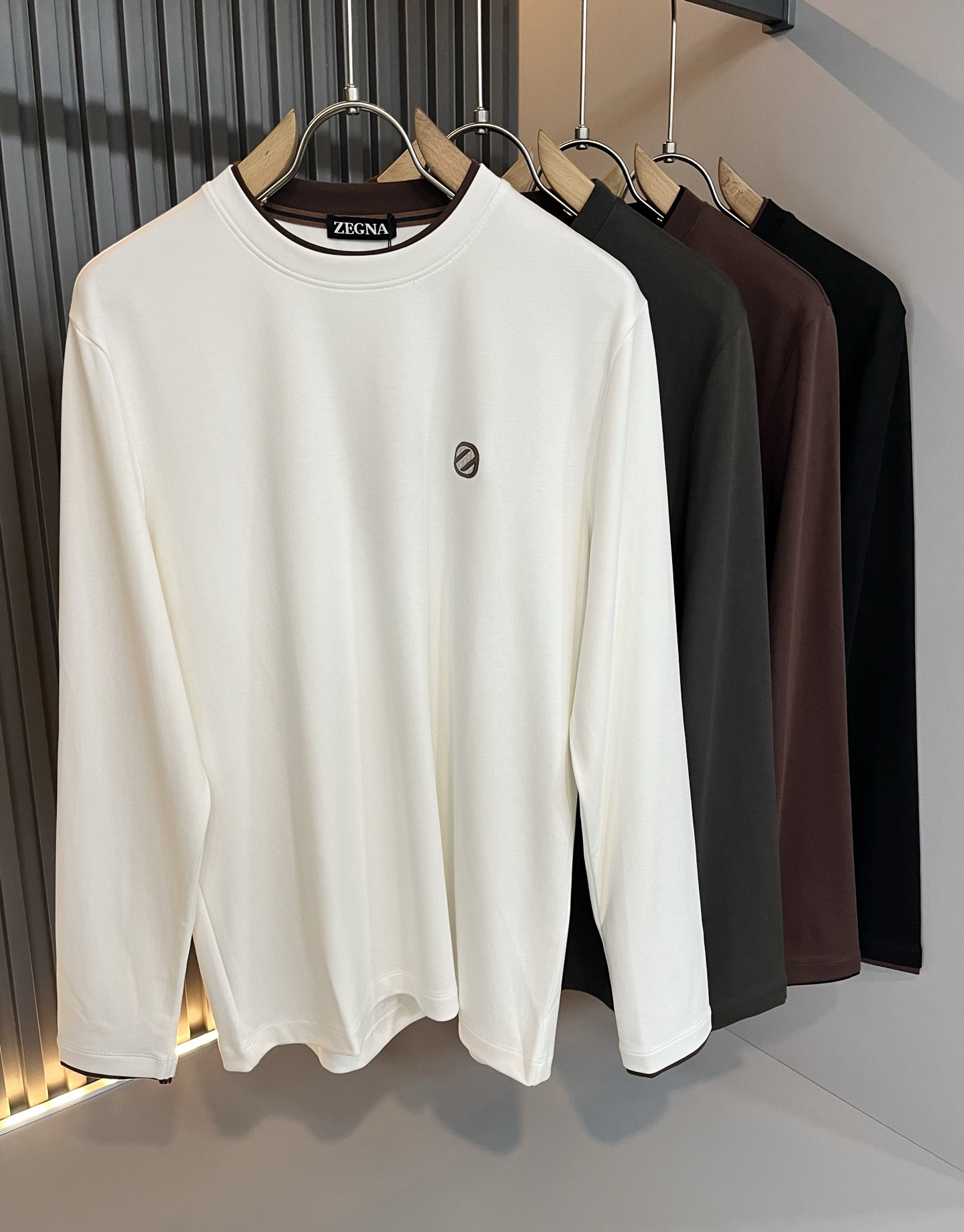 NO:519677,Ermenegildo Zeg*aJia 2025 autumn and winter new products for men's long-sleeved casual base shirt, foreign trade company order!  It is one of the classic exclusive fabrics of Zenia!  Customized original cotton fabric!  Chest glue-press logo design!  The texture is warm, the touch is soft and delicate, but the shape is straight and stylish!  Details, extreme luxury... Perfect interpretation of high-quality quality. Size M-3XL, zegna, alexander wang19860909Ermenegildo Zeg*a杰*亚 2025秋冬新品男士长袖休闲打底衫,外贸公司订单！是杰尼亚经典的专有织物之一！ 定制原版纯棉面料！胸前压胶logo设计！质地保暖,触感又柔软细腻、但型态又笔挺有型！ 细节、奢华极致… 完美演绎高品质品相.尺码M-3XL,,zegna,alexander wang,Men's clothing