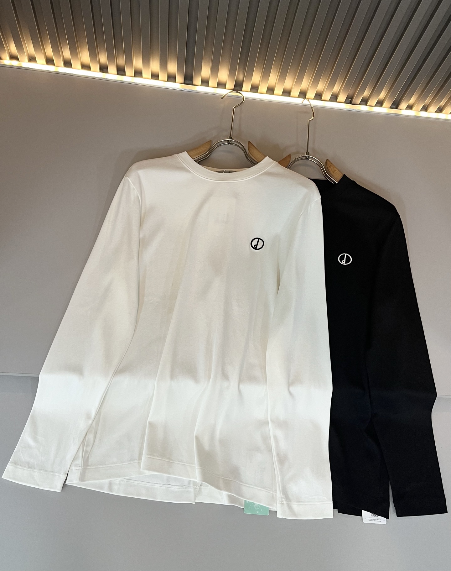 dunhill 喜登路2025秋冬新品男士休闲长袖打底衫，外贸公司订单！经典的专有织物之一！ 胸前log