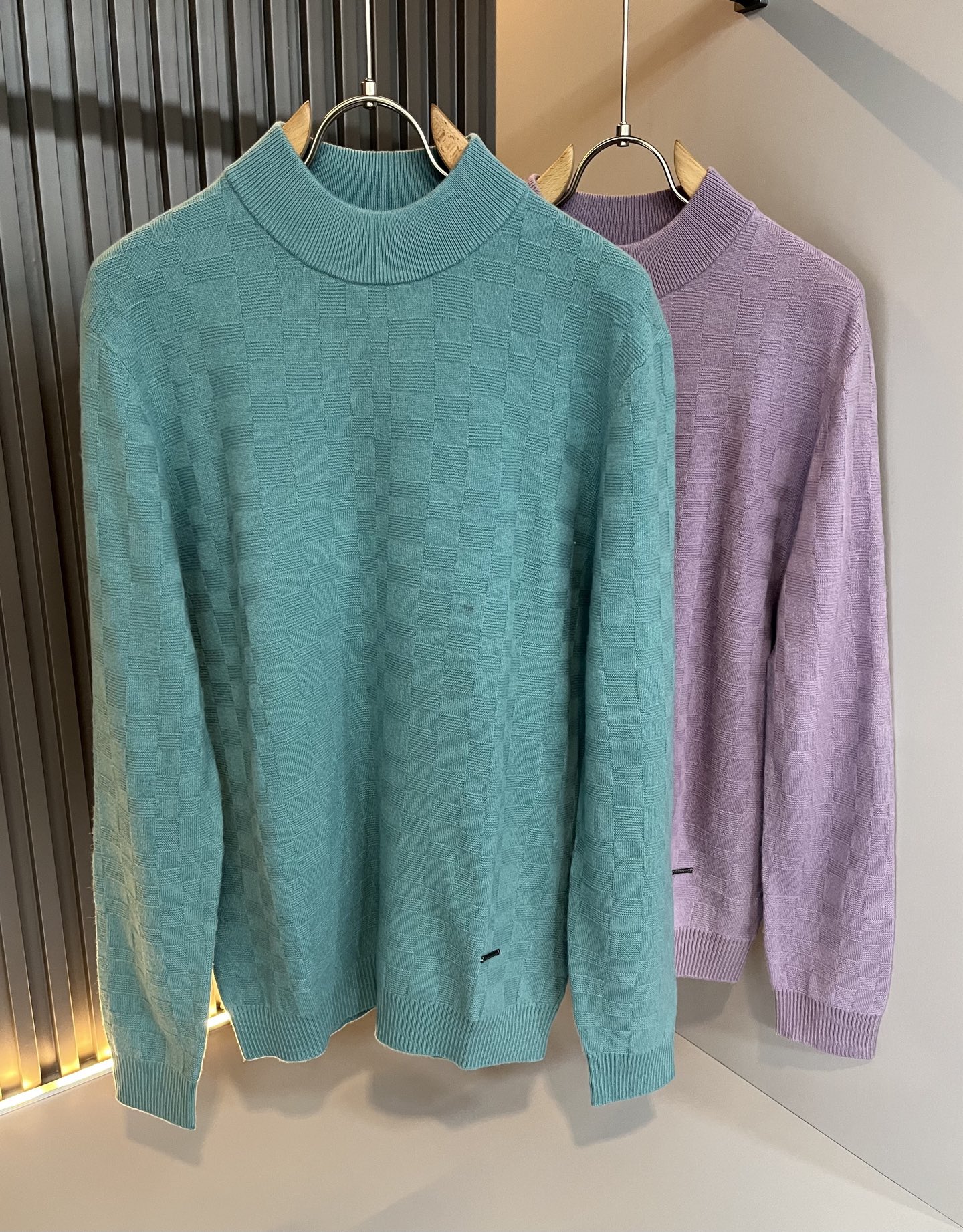 NO:509956,Louis Vuit*on 2025 Autumn and Winter Louis Family Light Luxury Monogram Checkerboard Crochet Knitted Wool Sweater!  Decoration for men and women!  The new high-end Louis family, the details and quality are always flawless, and creative designs are emerging one after another. If you don’t buy a few pieces this fall and winter, you can’t be considered a fashion expert. Monogram checkerboard crochet pattern design!  It is a thing that everyone loves. It is made of top-grade wool blend, super soft and tough, and has excellent breathability. It comes from world-class trade-level OEM channels, and is extremely rare in quantity and cannot be sold out. The 'Dou Brand' produces prestigious items every year, and the three-dimensional logo presents an extraordinary texture and is clean and neat. This is the special skill of the Louis family and the latest craftsmanship this quarter. The degree of meticulousness has reached the top, and the slim three-dimensional tailoring design is a unique one. It is a fusion of luxury and fashion!  Size M-3XL, louis vuitton,louis vuitton,louis vuitton,alexander wang19860909Louis Vuit*on 2025秋冬路易家族轻奢Monogram棋盘格钩织针织羊毛衫！男女同款装饰！路易家族的新高端,细节品质永远的那么完美无瑕,创意设计层出不穷.今年秋冬季节没有入手几件路易你算不上时尚达人.Monogram棋盘格钩织图案设计！实属人见人爱的东西.顶级羊毛混纺打造,超级柔软且具有韧性,透气感也是绝佳.来自世界级贸易级别的代工厂渠道,数量极其稀少售完无补.“驴牌”每年都会出的老花单品,立体Logo呈现不一般的质感,干净俐落.这是路易家族的看家绝活也是本季度的最新工艺.细致化程度已经达到顶端了,修身立体剪裁的版型设计堪称一绝.属于奢华与时尚的融合！尺码M-3XL,,louis vuitton,louis vuitton,louis vuitton,alexander wang,Men's clothing