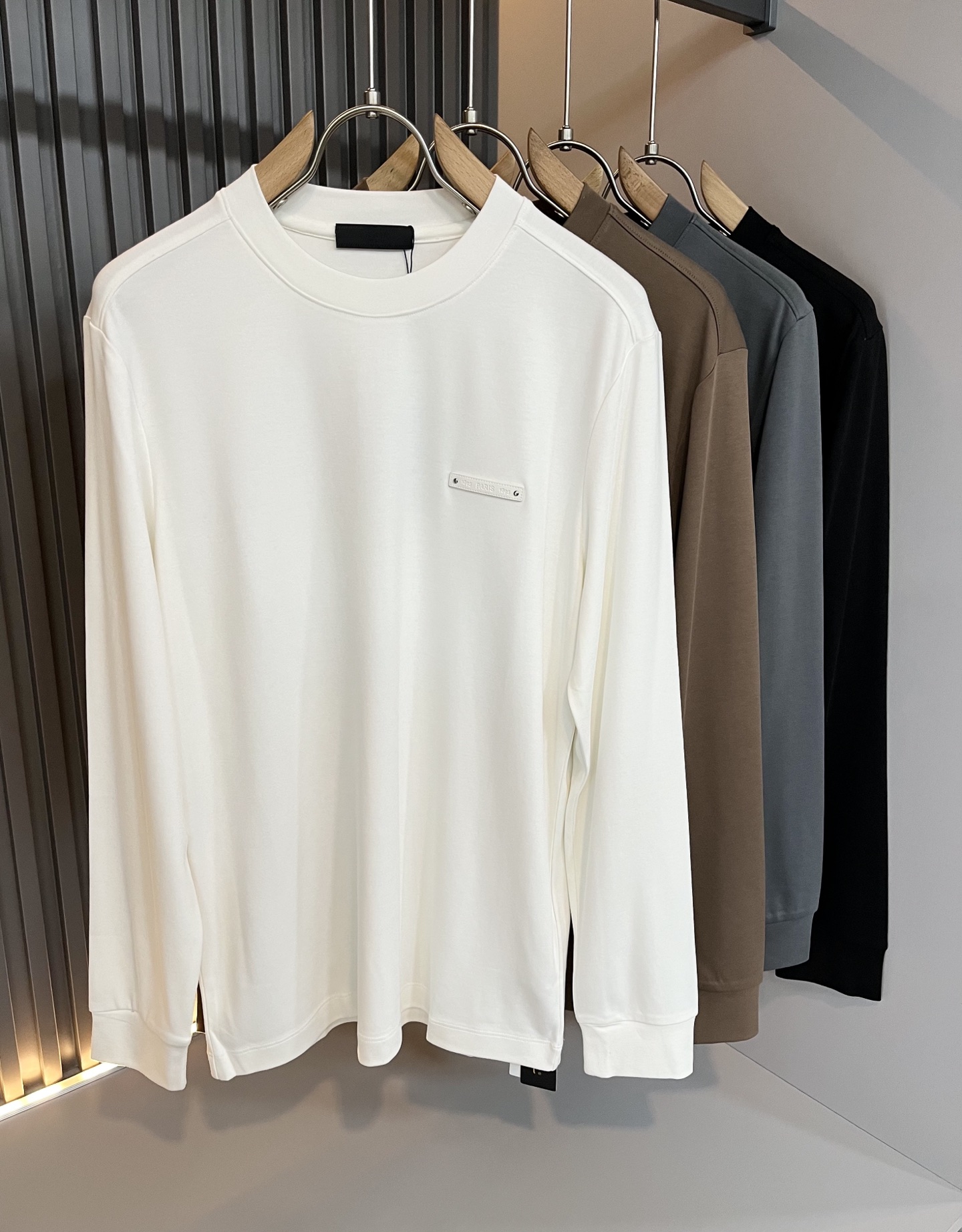 NO:509965,PRAD*A Pu*da 2025 autumn and winter new men's long-sleeved base shirt, the latest model is exclusively available on the entire network!  !  ~ It is classic and fashionable and versatile, who doesn’t like it? It will show the classic again. It is very pleasing to the eye and comes with a low luxury halo and recognition!  Pr*da's traditional brand concept and modern advanced technology are perfectly combined. Coupled with the extremely modern and modern minimalist design, P-family exclusive logo leather design!  Customized 100% imported lint cotton fabric!  The texture of this model is quite touching, the specifications and grades are known with tentacles. The degree of delicateness and breathability are top-notch!  Size M-3XL, prada, alexander wang19860909PRAD*A普*达2025秋冬新款男士长袖打底衫,最新款全网独家首上！！~既经典有时尚百搭,谁不爱啊,将经典再次展现,非常的耐看,自带低奢光环与辨识度！Pr*da传统的品牌理念和现代化的先进技术进行了完美结合.加上极其现代摩登风范的简约设计,p家专属logo皮革设计！定制百分百进口绒棉面料！此款的质感相当感人 触手便知规格档次 细腻程度与透气效果堪称顶级！尺码M-3XL,,prada,alexander wang,Men's clothing