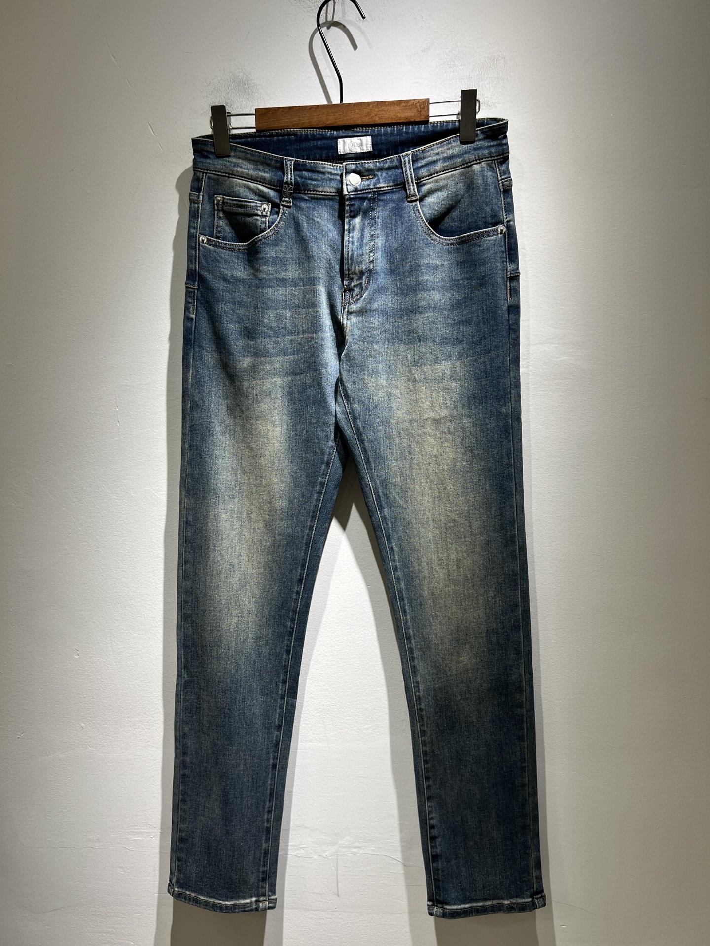 NO:509988,Dio*r Dijia 2025 spring and summer men's washing small straight jeans!  Trading company channel is awesome, with excellent quality, versatile versatile pants king in the fashion circle, European and American street photography mid-to-high frequency wear demonstration, leather waist brand logo design!  And it is a must-have item for luxury brands every season!  Very pure and minimalist design tone!  Adhering to the D family's consistent fashion proposition, it is quite eye-catching, and it demonstrates its ingenious craftsmanship and strongly posits its brand identity!  Customized Italian tannin fabrics are invincible in texture and have a charm, perfect style and tailoring, and excellent slimming effect. They can sweep the wardrobe and match any top set. They are widely compatible and casual, with full upper body shapes and invincible fashionable and versatile!  Size 29 -40,dior,dior,dior,jeans,alexander wang19860909Dio*r 迪家 2025春夏男士水洗小直筒牛仔裤！贸易公司渠道牛货,品相超赞,时尚圈万能的百搭裤王,欧美街拍中高频穿搭示范,皮革腰牌logo设计！且是奢侈品牌每季必出的单品！非常纯粹极简的设计基调！秉承了D家一贯的时尚主张,颇具看点,即彰显了匠心工艺又有力的标榜了品牌身份！客供意大利定制丹宁面料,质感无敌赞,颇具韵味,版型剪裁完美,提臀修身显瘦效果极佳,可横扫衣橱任何的上装搭配,兼容性广泛,休闲兼备,上身型款十足,无敌的时髦百搭神品！尺码29 -40,,dior,dior,dior,jeans,alexander wang,Men's clothing