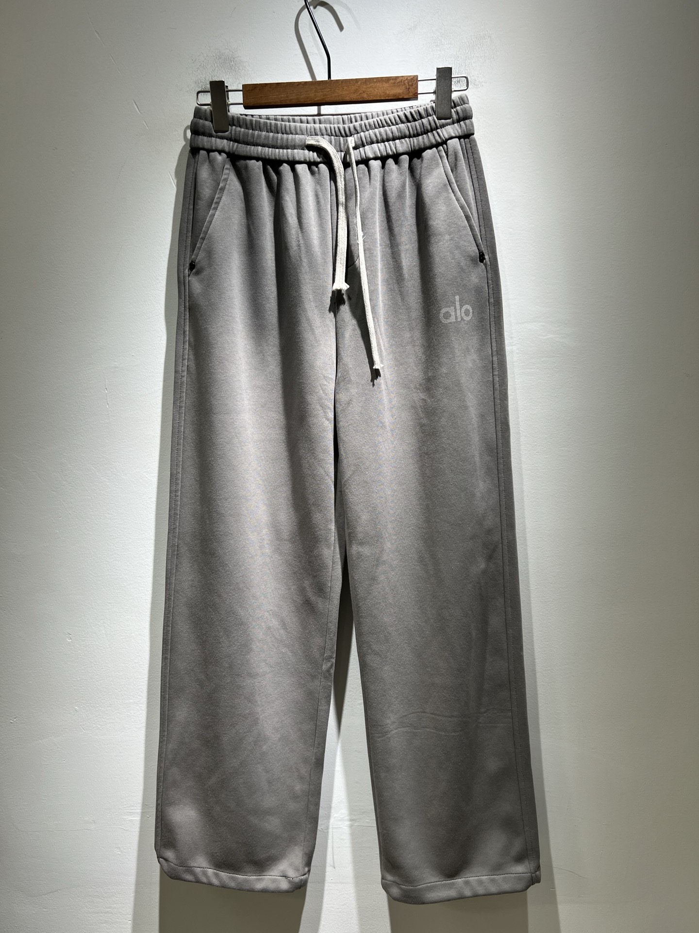 NO:509983,Alo 2025 autumn and winter new men's casual pants, a high-end quality choice... A versatile pants that combine casual pants is also an indispensable matching tool in men's wardrobe. It is a classic style with practical wear!  The design style of the whole casual pants is simple and fashionable, which is very consistent with the low-luxury style setting, has excellent skin-friendly value, is easy to wear, and is full of detail!  Classic logo logo print pattern design!  This trousers are made of high-quality pure cotton fabric. The fabric is comfortable, the feel is soft and delicate, and has a good vertical feeling. It looks very textured and has a high-end charm. The first-class and exquisite style cut, the line is delicate, smooth and neat, and the casual and casual pants look good no matter how you match it. If you like it, buy it now. Good products are not waiting for anyone!  Size M-3XL, alexander wang19860909Alo 2025秋冬新款男士休闲裤,高端品质之选……一款休闲裤兼备的百搭裤装,也是男士衣橱里不可缺少的搭配神器,属于实穿型的经典款式！整条休闲裤的设计风格简洁时尚,非常符合低奢的风格设定,亲肤值优越,穿着方便,细节感十足！经典标识logo印花图案设计！此款裤装采用优质纯棉面料打造而成,面料舒服,手感柔软细腻,有着很好的垂直感,看上去非常有质感,细品高级韵味十足.一流精湛的版型裁剪,走线细致平顺工整,休闲随意怎么搭配都好看的裤装,喜欢的赶紧入手吧,好货可不等人！尺码M-3XL,,alexander wang,Men's clothing