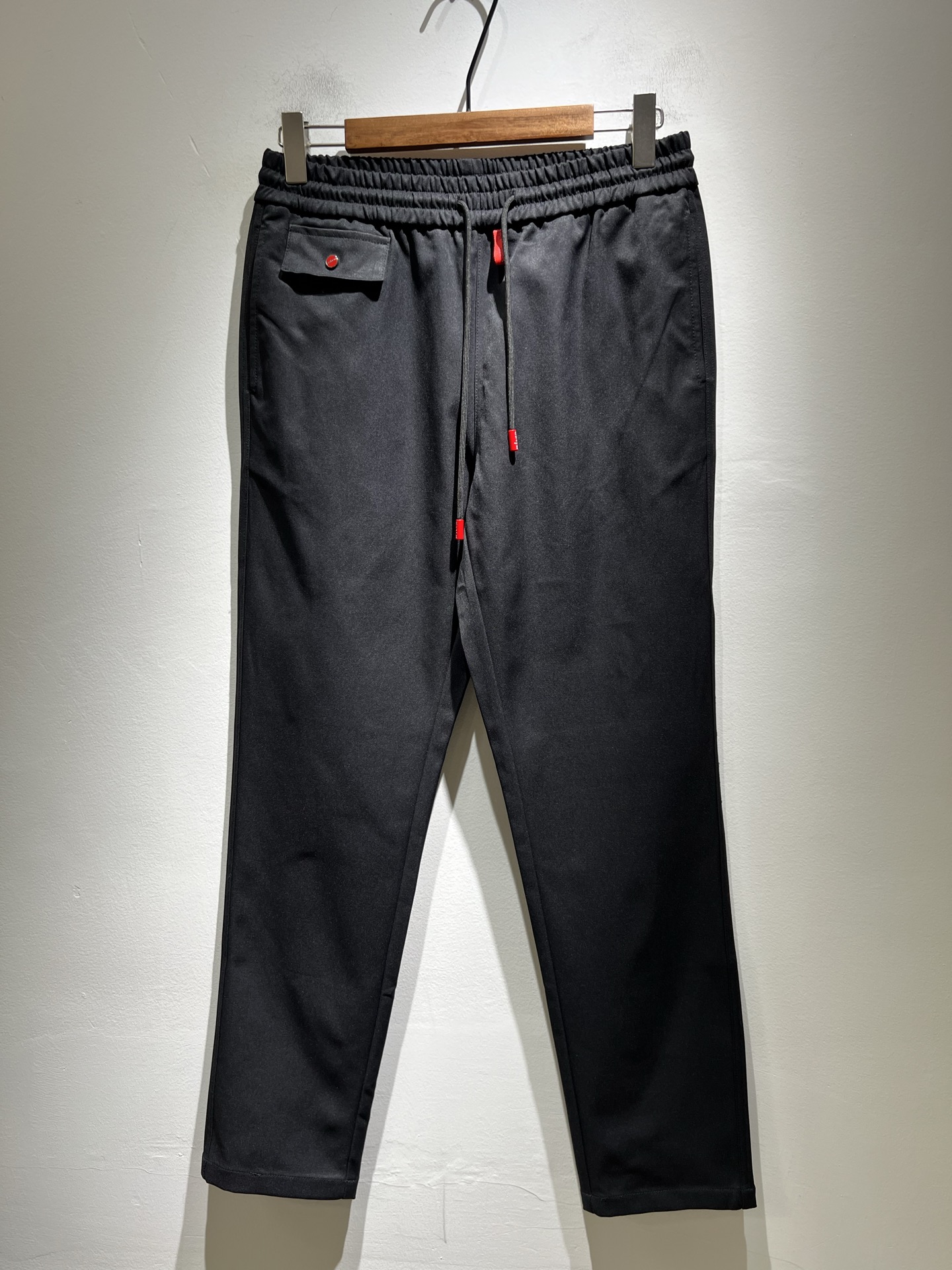 NO:509977,Kiton 2025 autumn and winter new product for men's high-end casual and versatile four-season commuting slim fit tailoring casual pants!  For fans, such a grand classic design is enough to plant grass at a glance. It is the most handsome series of all jeans this year. I only need to take a look and know that this will definitely be a hit that has caused a sensation, and it is popular on the Internet. The classic slim three-dimensional tailoring style is equipped with the latest logo pattern hardware decorative craft design!  Very representative waist brand modification!  It simply and easily demonstrates the charm of the brand, and naturally presents specifications, grades, fashion and trendy effects. It matches the performance to easily create a high-end and high-end effect!  The top imported Japanese washing cowboy is made of cotton, and it is comfortable and breathable, and has a natural drape, which is suitable for all year round outfits!  !  This jeans are made of three-dimensional cut and straight-fitting style. The magic and practical wearability of the single match are understandable. Whether you are wearing daily clothes or appearing on the high street, it is the best choice. It is super charming!  It also perfectly demonstrates its specifications and rank!  Obviously, this is a big and powerful product that you must collect. You must collect this product and highly recommend it!  Size M-3XL, jeans,alexander wang19860909Kiton 2025秋冬新品男士高端休闲百搭四季通勤修身剪裁休闲裤！对于粉丝来说,这样大气的经典设计足矣一眼种草,是今年所有牛仔裤当中最帅的一个系列,我只需要看一眼就知道,这绝对会是一个引起轰动的爆款,而且全网风靡,经典的修身立体剪裁版型打造,配置了最新的logo图案五金装饰工艺设计！极具代表性腰牌修饰！简单轻松的彰显出品牌魅力所在,自然而然的呈现规格,档次,时髦以及新潮效果,搭配性能满分,轻松穿出高级感与高端效果！顶级的进口日本洗水牛仔棉质打造,并舒适透气感满分,且垂感自然,适合一年四季的穿搭所需！！此款牛仔裤采用了立体裁剪小直筒版型打造,其单配魔力与实穿性是无可厚非的,不管你是日常穿搭还是高街出镜都是不二之选,超具魅力！同时也是完美的展现了其规格和段位所在！很显然,这是一款绝对要收的重磅好货,此款你都必须要收,极力推荐的好货！尺码M-3XL,,jeans,alexander wang,Men's clothing