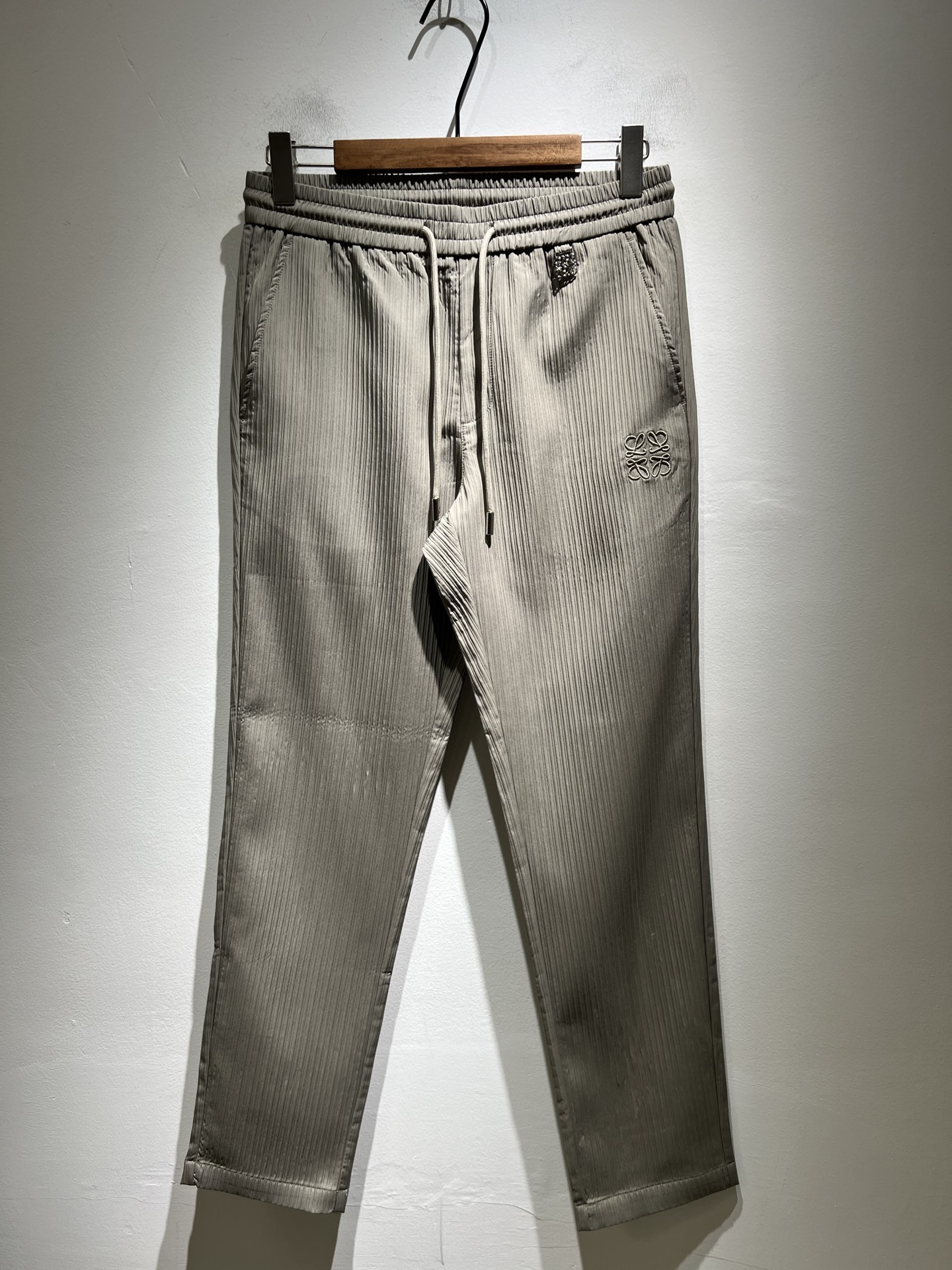 NO:509979,LO*WE/Luo*We 2025 autumn and winter new men's fashion high-end casual pants, Hong Kong foreign business channel goods, original Japanese production, pure blood quality, perfectly continuing the essence and genes of LOE*'s home. From the main fabric to the detailed craftsmanship, all show the ingenuity of quality, using multiple brand elements to interpret it, and the trouser leg embroidery logo design!  Identity manifestation that belongs to the soul!  Customers supply high-end imported pure cotton fabrics, very high-end and fashionable detailed craftsmanship, red ear cloth is completed by a specific antique loom. This element represents the identity and rank of jeans, which is very worthy of savoring!  In terms of matching, it is invincible and explains the versatility in place, with ingenious details and exquisite accessories. The auxiliary materials are all provided by foreign merchants. They are tailored and slim, and the upper body is lifted with an excellent effect. They are a styling item that is hard to come by!  Size M-3XL, loewe, jeans, alexander wang19860909LO*WE/罗*威2025秋冬新品男士时装款高端休闲裤,香港洋行渠道货,日本原厂出品,纯血统品质,完美延续了LOE*家的精髓与基因,从主体面料到细节工艺,无不彰显出品质的匠心所在,运用多个品牌元素标识来诠释,裤腿刺绣logo设计！属于灵魂式的身份彰显！客供高级进口纯棉面料,非常高级且时髦的细节工艺,赤耳布是由特定古董织布机完成,此元素代表着牛仔裤的身份及段位,非常值得细品悦人！在搭配上所向无敌,把百搭阐释到位,细节匠心考究,辅料皆为外商客供,剪裁合体修身,上身提臀效果绝佳,可遇而不可求的造型单品！尺码M-3XL,,loewe,jeans,alexander wang,Men's clothing