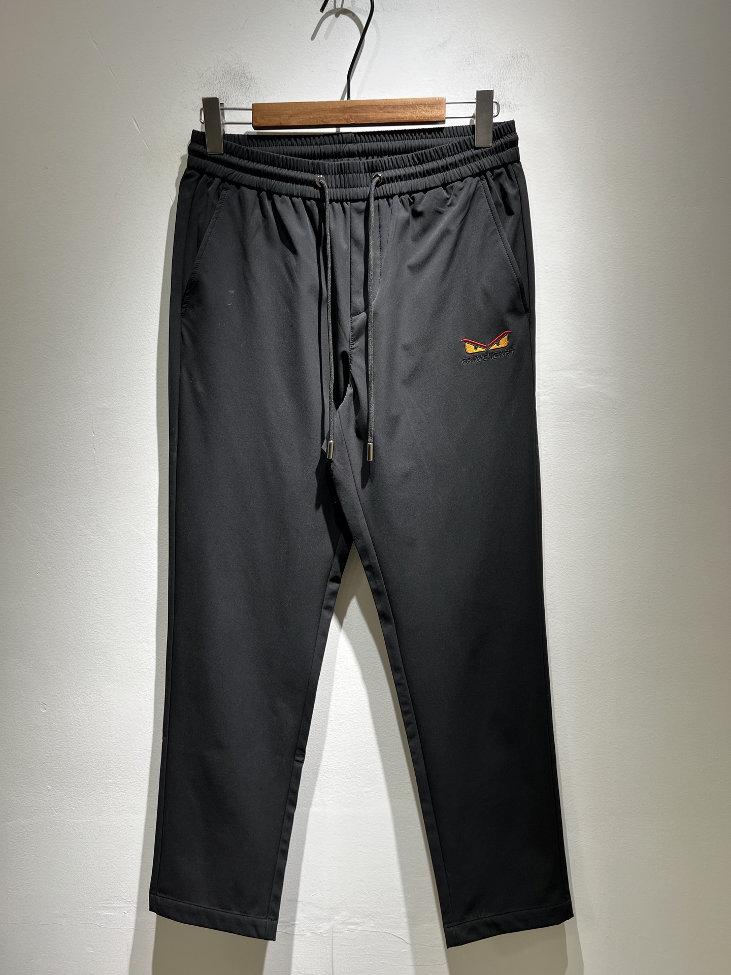 NO:509981,FEN*DI 2025 autumn and winter new classic casual versatile drawstring casual pants, trading company channel orders, FD early spring versatile casual shorts, trendy design among big brands, customer-supplied original exclusive polyester fiber material!  It has a wide feeling and will not soften and have a texture!  The wiring is neat and delicate, the waist is customized drawstring, logo embroidery design!  Showing the brand’s accent, it is the most fashionable to wear any short sleeves at will. It is the first choice for spring and summer wardrobe and one of the must-have brands in fashion trendsetter wardrobe!  Very brand recognition!  And the creation of bright devil eyes is very eye-catching!  The drawstring design is very user-friendly, and the overall versatile and beautiful!  Size M-3XL, fendi, shorts, T-shirt, alexander wang19860909FEN*DI芬*迪 2025秋冬新款经典休闲百搭抽绳休闲裤,贸易公司渠道订单,FD早春百搭休闲短裤,大牌中的潮流设计,客供原版专属聚酯纤维材质！自带挺阔感不会软塌有质感！走线工整细腻,腰部定制抽绳,标志logo刺绣设计！彰显品牌腔调,随意搭任何短袖都是最时尚的存在,春夏衣橱首选单品,时尚弄潮儿衣柜中必备品牌之一！非常具有品牌辨识度！且亮色恶魔眼的打造,十足吸睛！抽绳的设计非常人性化,整体百搭又好看！尺码M-3XL,,fendi,shorts,T-shirt,alexander wang,Men's clothing