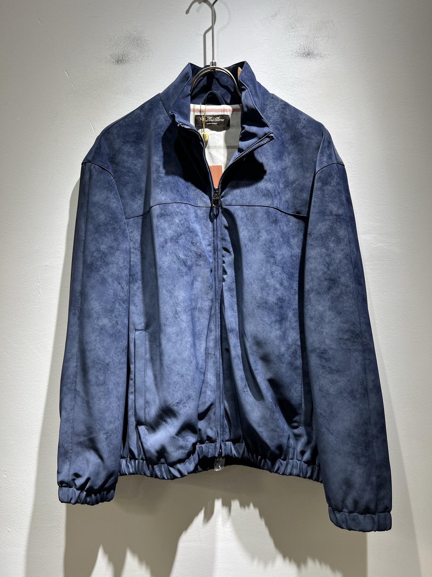 NO:523289,Loro Piana Nuoyou Pianya 2025 autumn and winter new men's casual jacket, foreign trade company order!  Customer-supplied imitation deer velvet material, one of the classic proprietary fabrics!  The texture is light, soft and delicate, but the shape is straight and stylish!  It adopts a multi-layer structure and has windproof performance. The pockets are decorated with details and are extremely luxurious... Perfectly interpreting high-quality quality. Customized original hardware is available for customers!  Size S-2XL, loro piana, jackets & coats, jackets & coats, alexander wang19860909Loro Piana诺悠翩雅 2025秋冬新品男士休闲夹克外套,外贸公司订单！客供仿鹿绒材质,经典的专有织物之一！ 质地轻盈、触感又柔软细腻、但型态又笔挺有型！ 采用多层结构、具备防风性能. 口袋饰有细节、奢华极致… 完美演绎高品质品相.客供定制原版五金！尺码S-2XL,,loro piana,jackets & coats,jackets & coats,alexander wang,Men's clothing