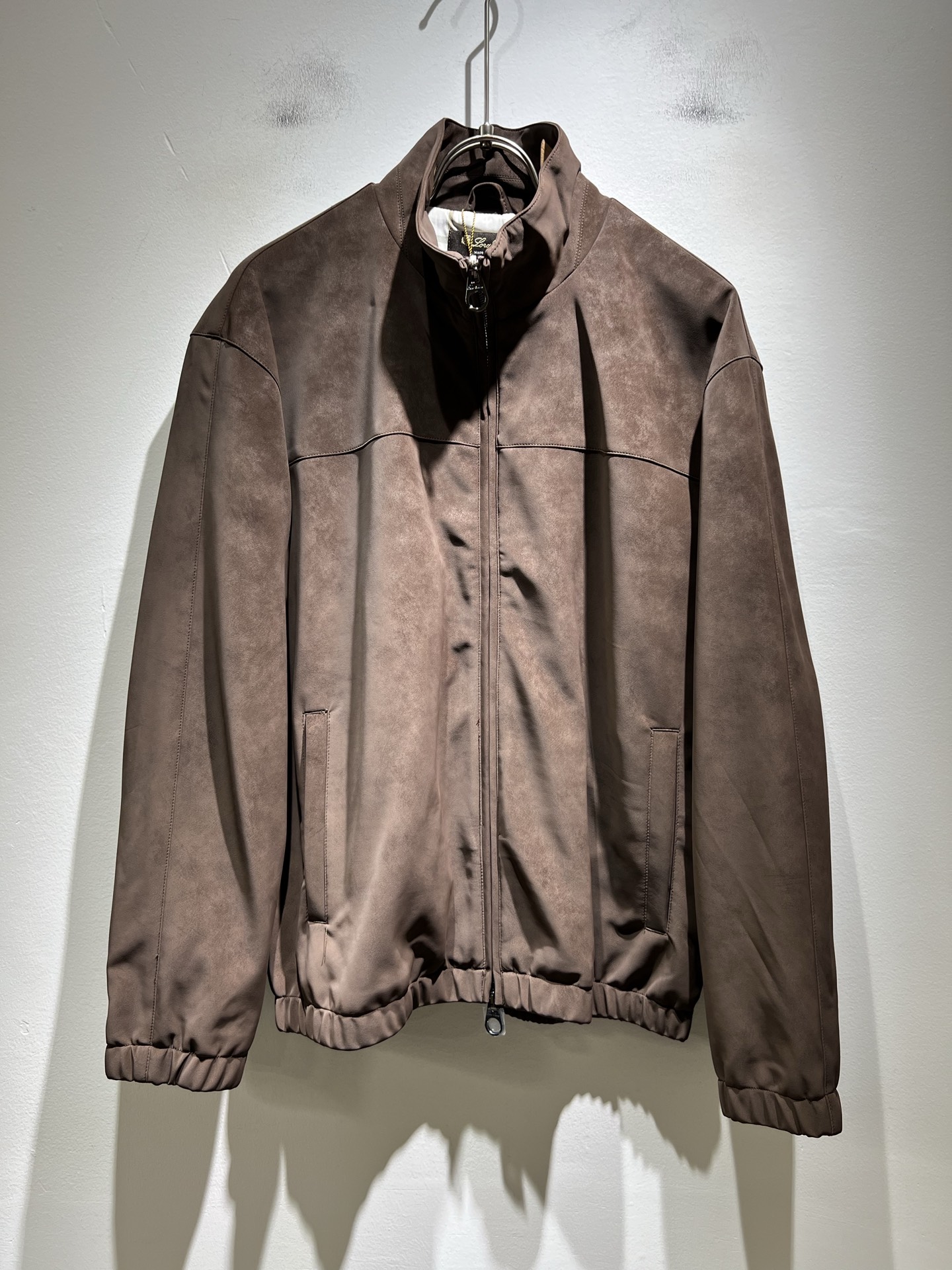 NO:509986,Loro Piana Nuoyou Pianya 2025 autumn and winter new men's casual jacket, foreign trade company order!  Customer-supplied imitation deer velvet material, one of the classic proprietary fabrics!  The texture is light, soft and delicate, but the shape is straight and stylish!  It adopts a multi-layer structure and has windproof performance. The pockets are decorated with details and are extremely luxurious... Perfectly interpreting high-quality quality. Customized original hardware is available for customers!  Size S-2XL, loro piana, jackets & coats, jackets & coats, alexander wang19860909Loro Piana诺悠翩雅 2025秋冬新品男士休闲夹克外套,外贸公司订单！客供仿鹿绒材质,经典的专有织物之一！ 质地轻盈、触感又柔软细腻、但型态又笔挺有型！ 采用多层结构、具备防风性能. 口袋饰有细节、奢华极致… 完美演绎高品质品相.客供定制原版五金！尺码S-2XL,,loro piana,jackets & coats,jackets & coats,alexander wang,Men's clothing